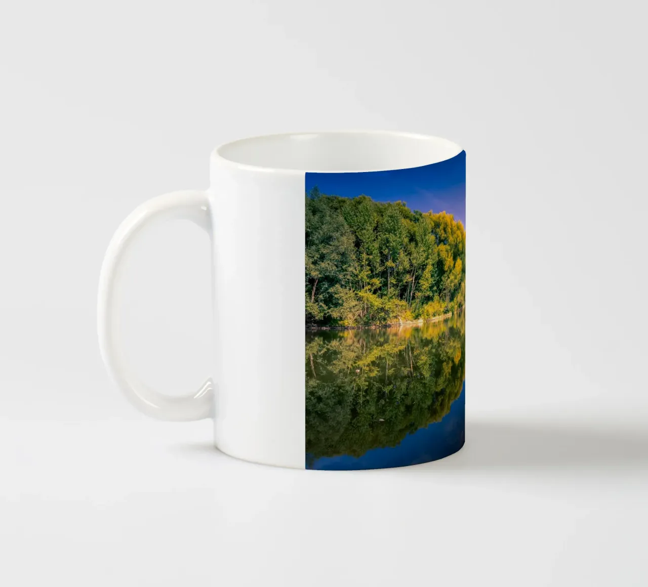 Riflesso di alberi in un piccolo stagno tazza in ceramica da Marcus Beckert | Fotografie