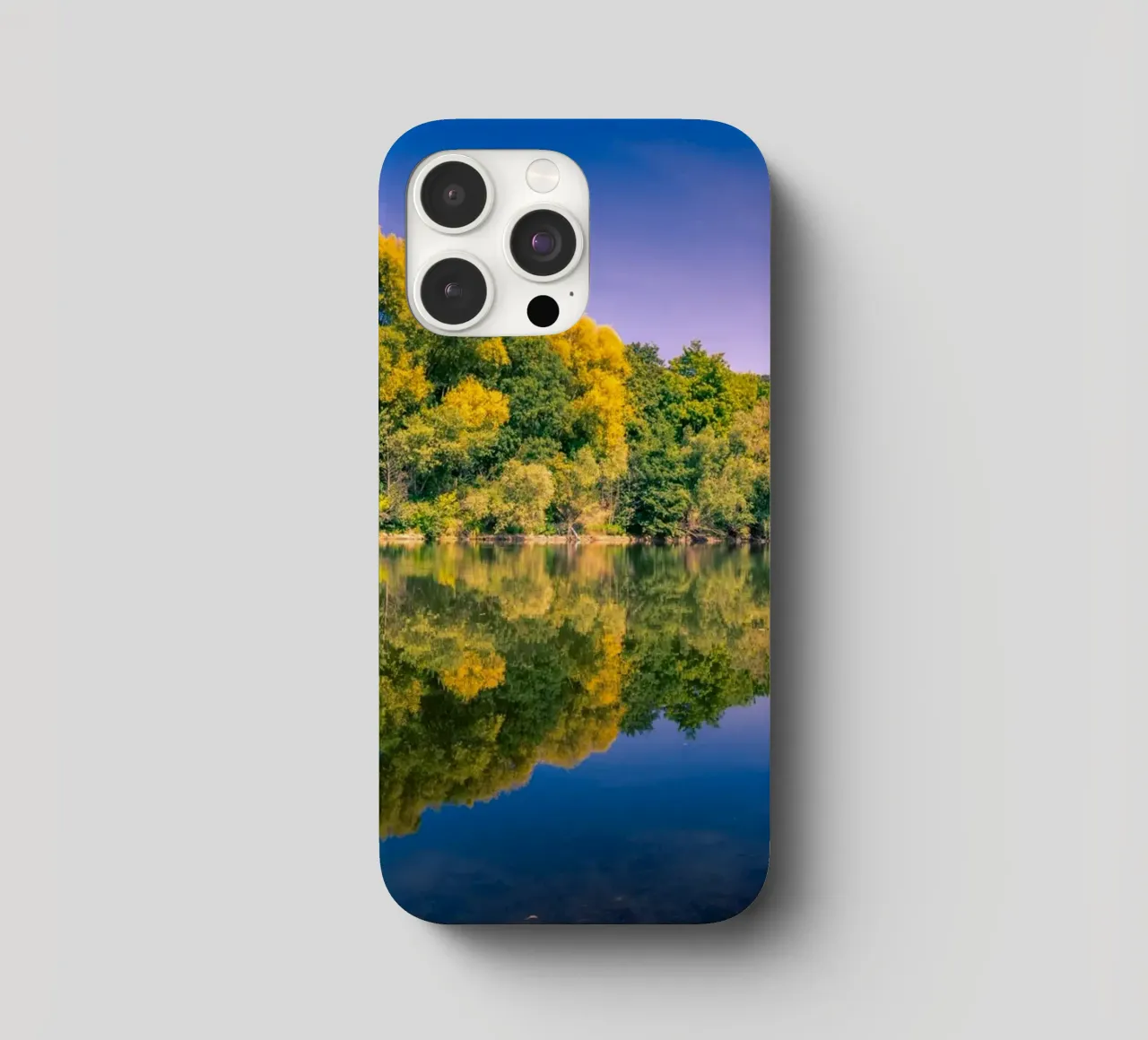 Riflesso di alberi in un piccolo stagno cover iphone da Marcus Beckert | Fotografie