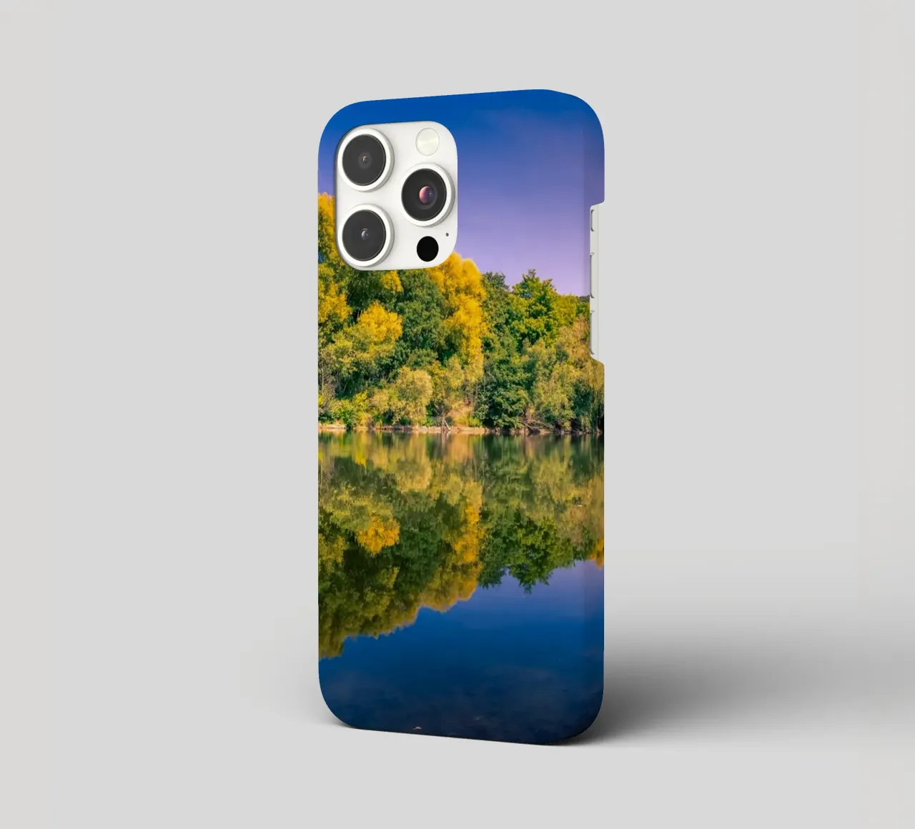 Riflesso di alberi in un piccolo stagno cover iphone da Marcus Beckert | Fotografie