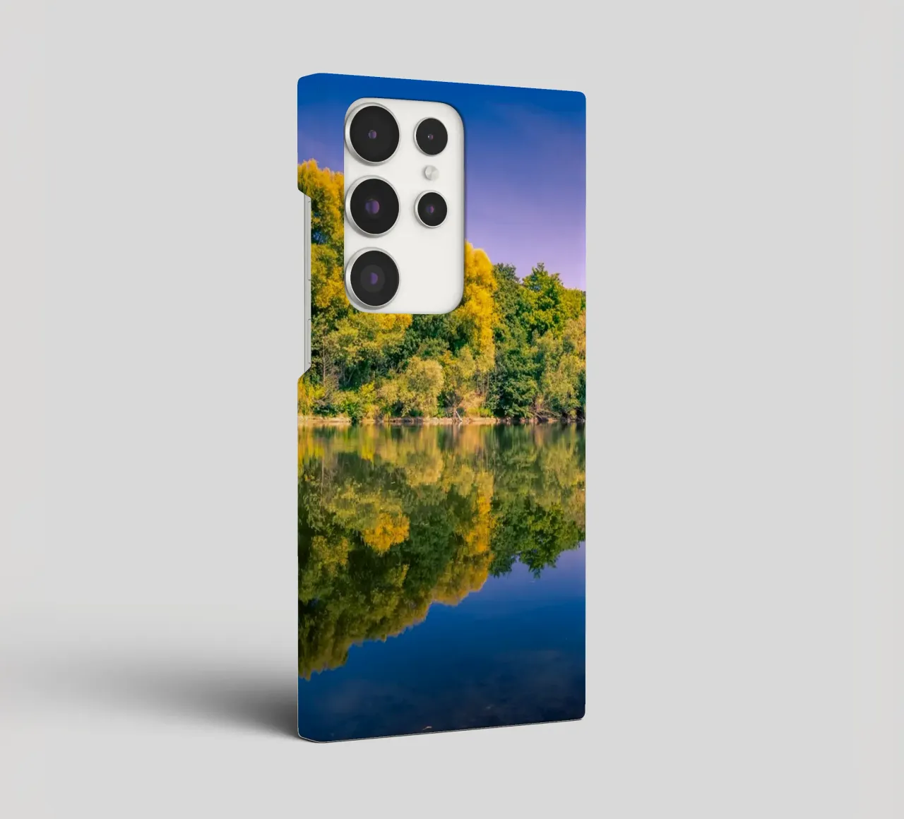 Riflesso di alberi in un piccolo stagno cover samsung da Marcus Beckert | Fotografie