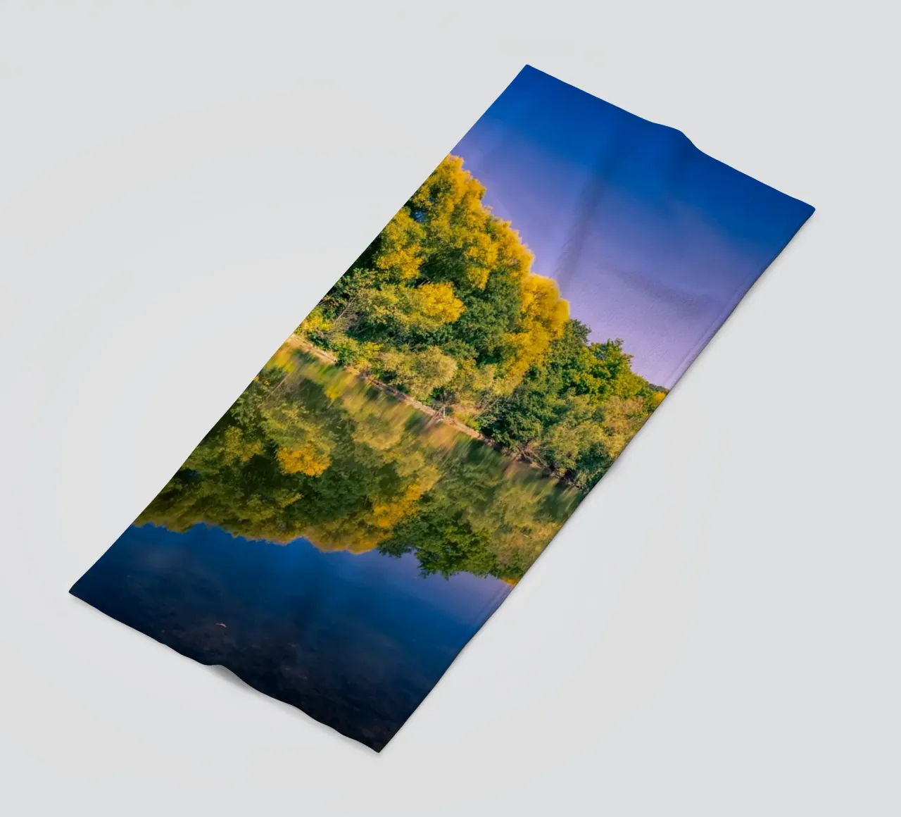 Riflesso di alberi in un piccolo stagno telo mare da Marcus Beckert | Fotografie