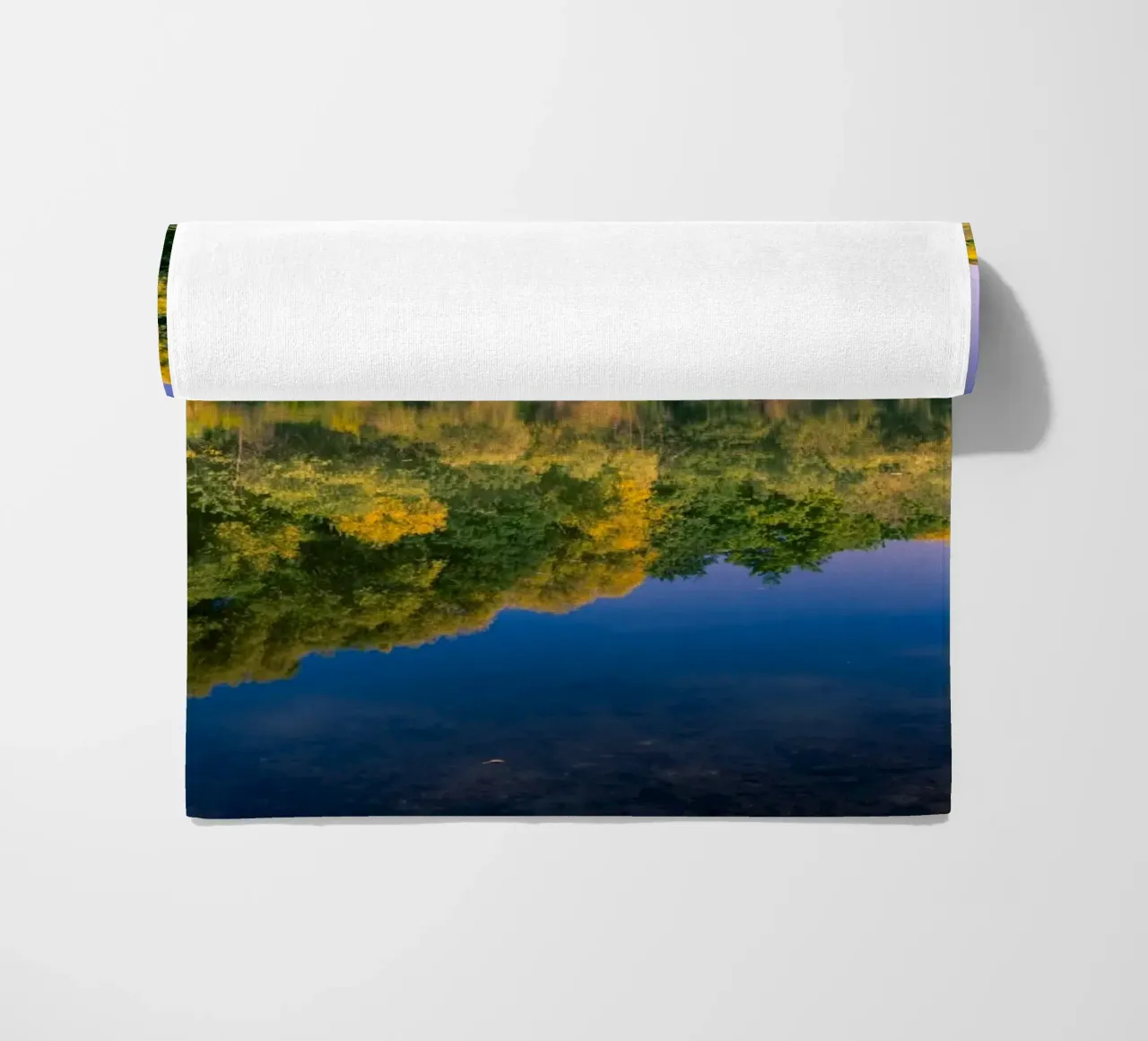 Riflesso di alberi in un piccolo stagno telo mare da Marcus Beckert | Fotografie