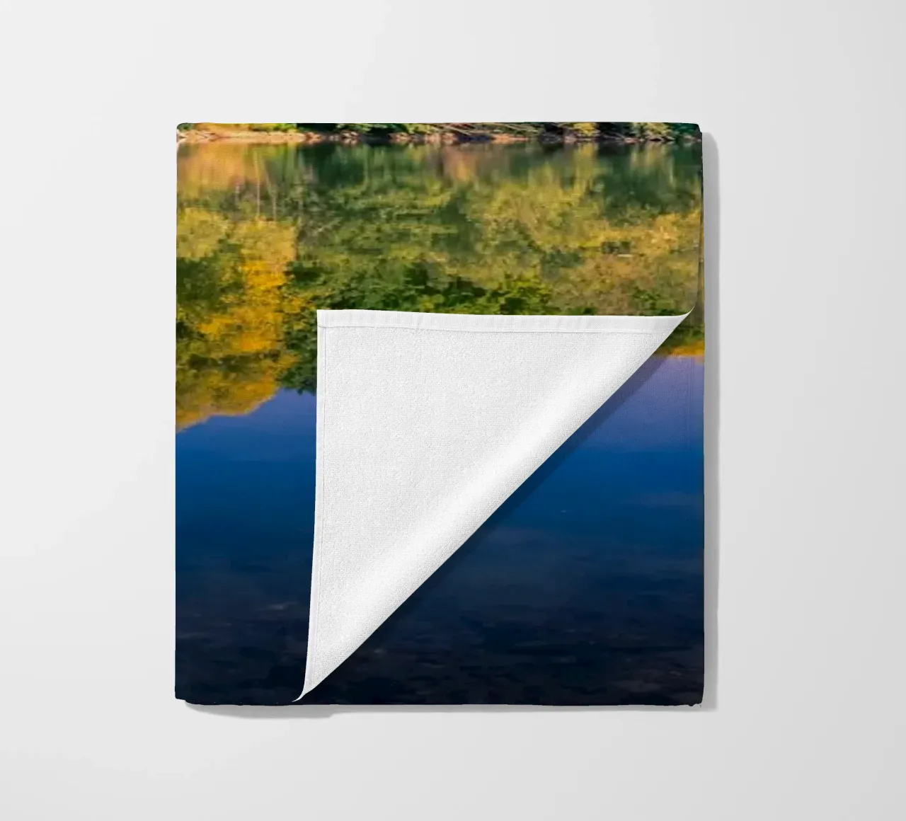 Riflesso di alberi in un piccolo stagno telo mare da Marcus Beckert | Fotografie