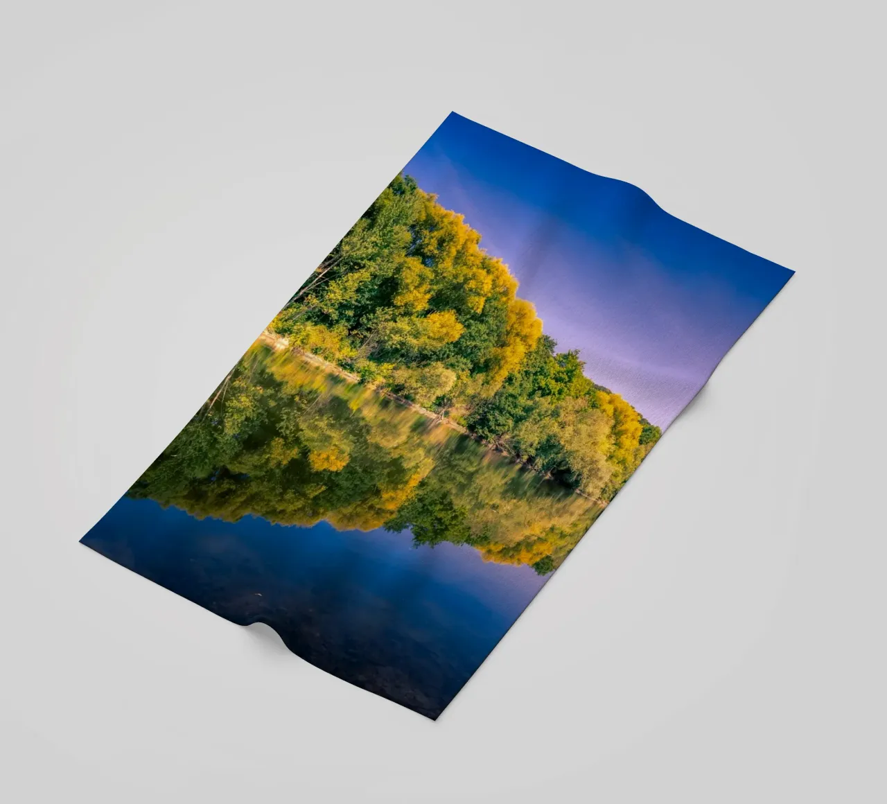 Riflesso di alberi in un piccolo stagno telo mare da Marcus Beckert | Fotografie