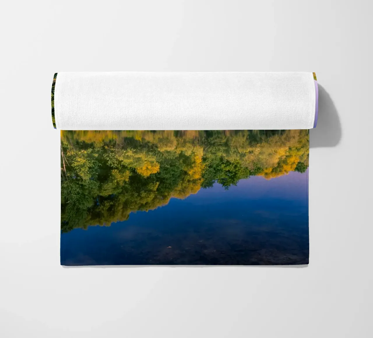 Riflesso di alberi in un piccolo stagno telo mare da Marcus Beckert | Fotografie