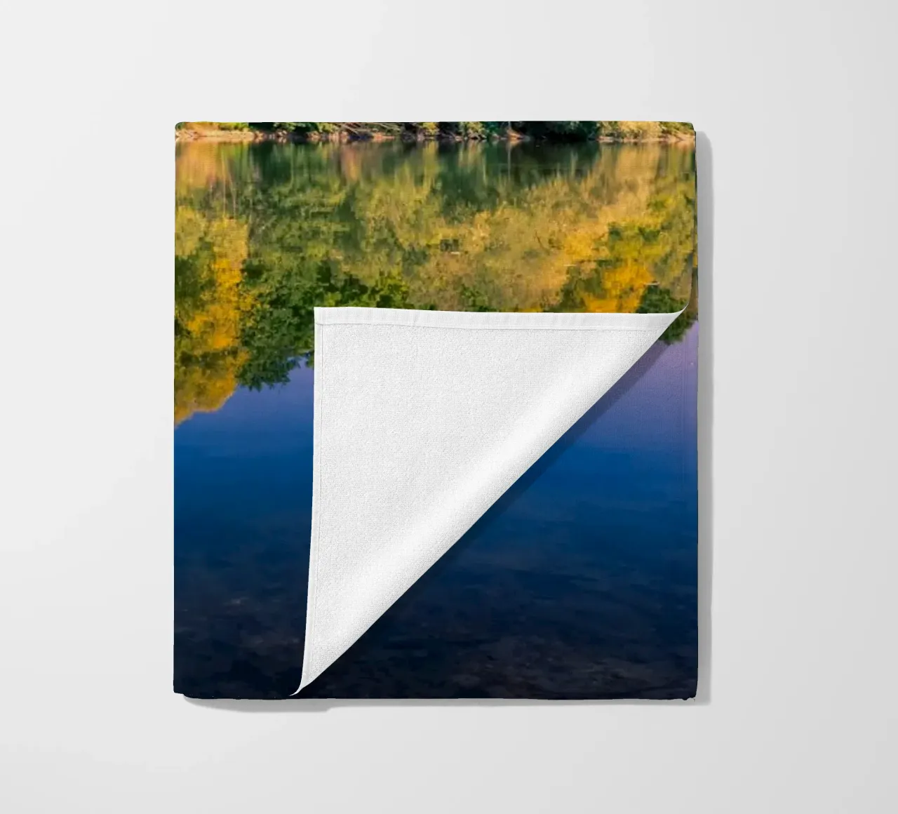 Riflesso di alberi in un piccolo stagno telo mare da Marcus Beckert | Fotografie