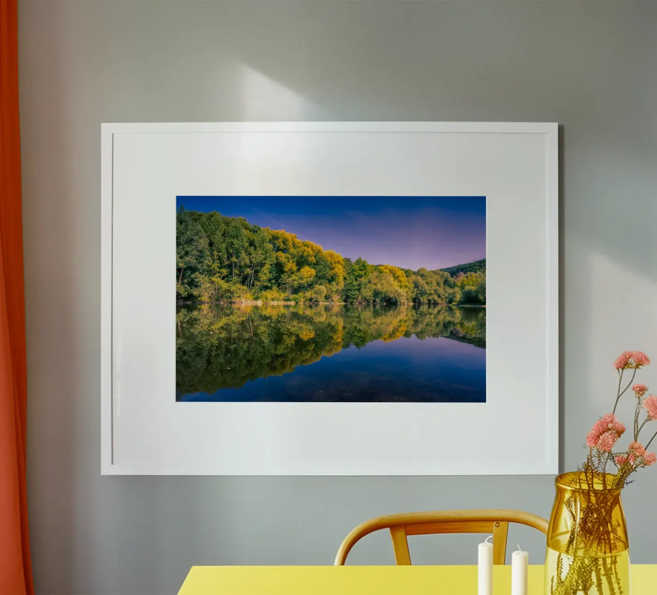 Riflesso di alberi in un piccolo stagno poster con telaio in legno da Marcus Beckert | Fotografie
