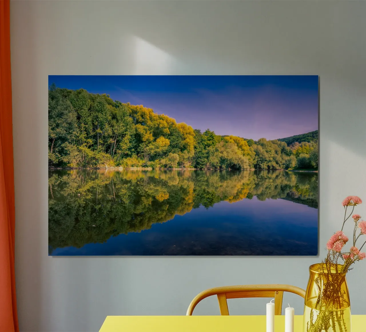 Riflesso di alberi in un piccolo stagno poster con telaio in legno da Marcus Beckert | Fotografie