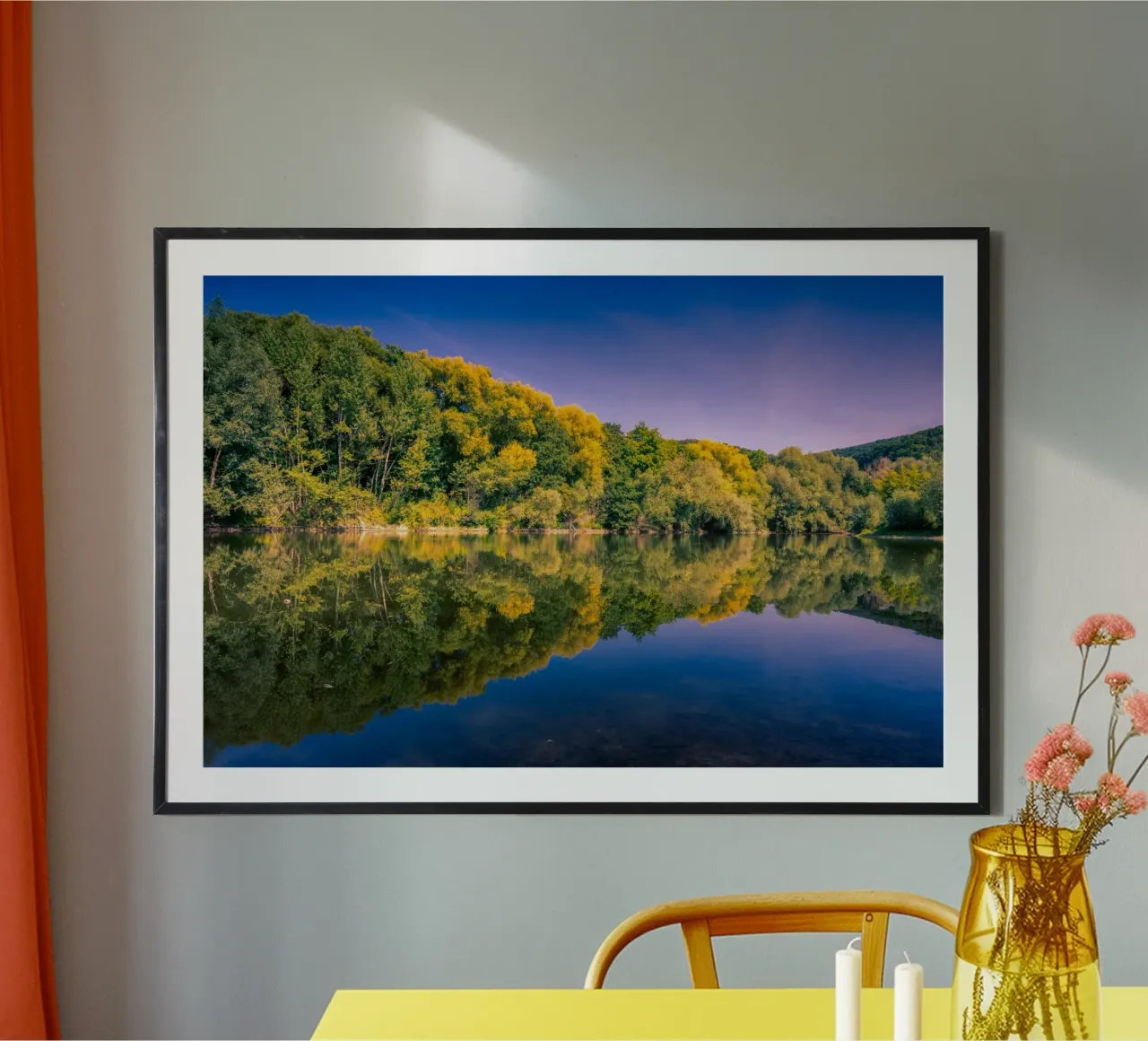 Riflesso di alberi in un piccolo stagno poster con telaio in legno da Marcus Beckert | Fotografie