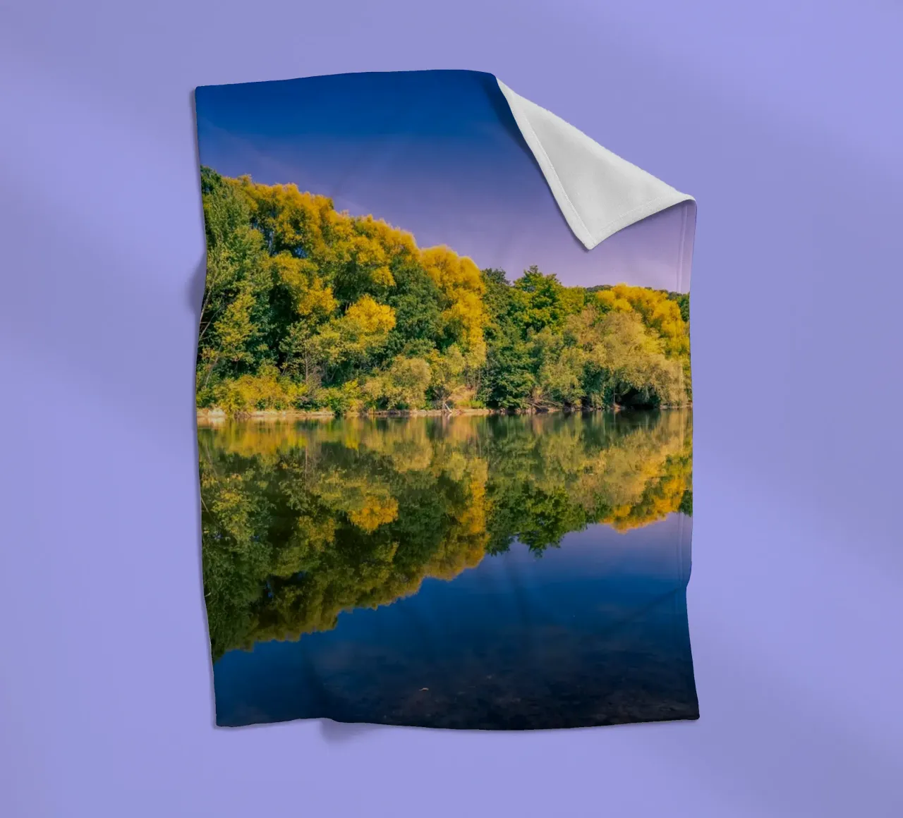 Riflesso di alberi in un piccolo stagno coperta in pile da Marcus Beckert | Fotografie