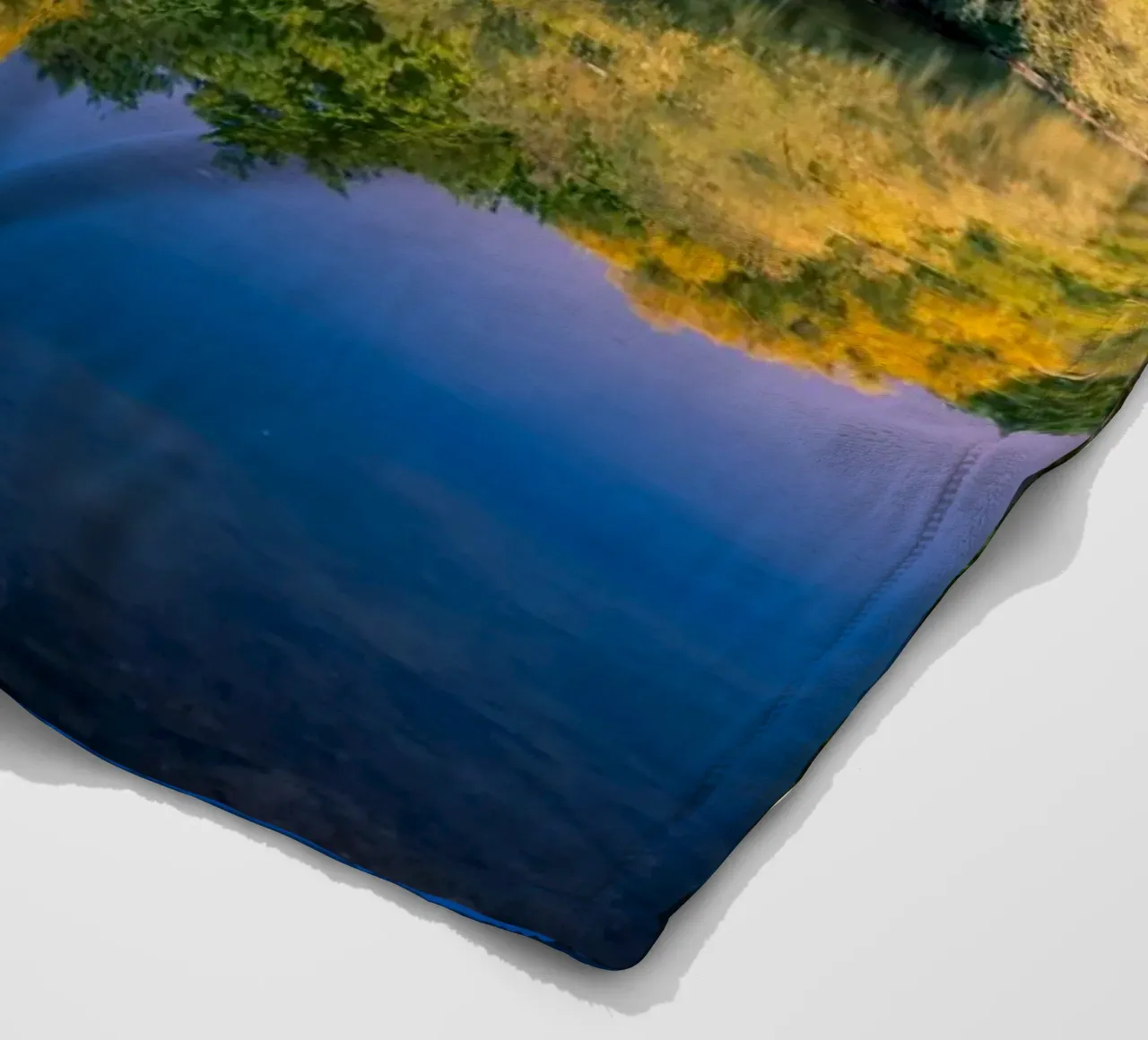 Riflesso di alberi in un piccolo stagno coperta in pile da Marcus Beckert | Fotografie