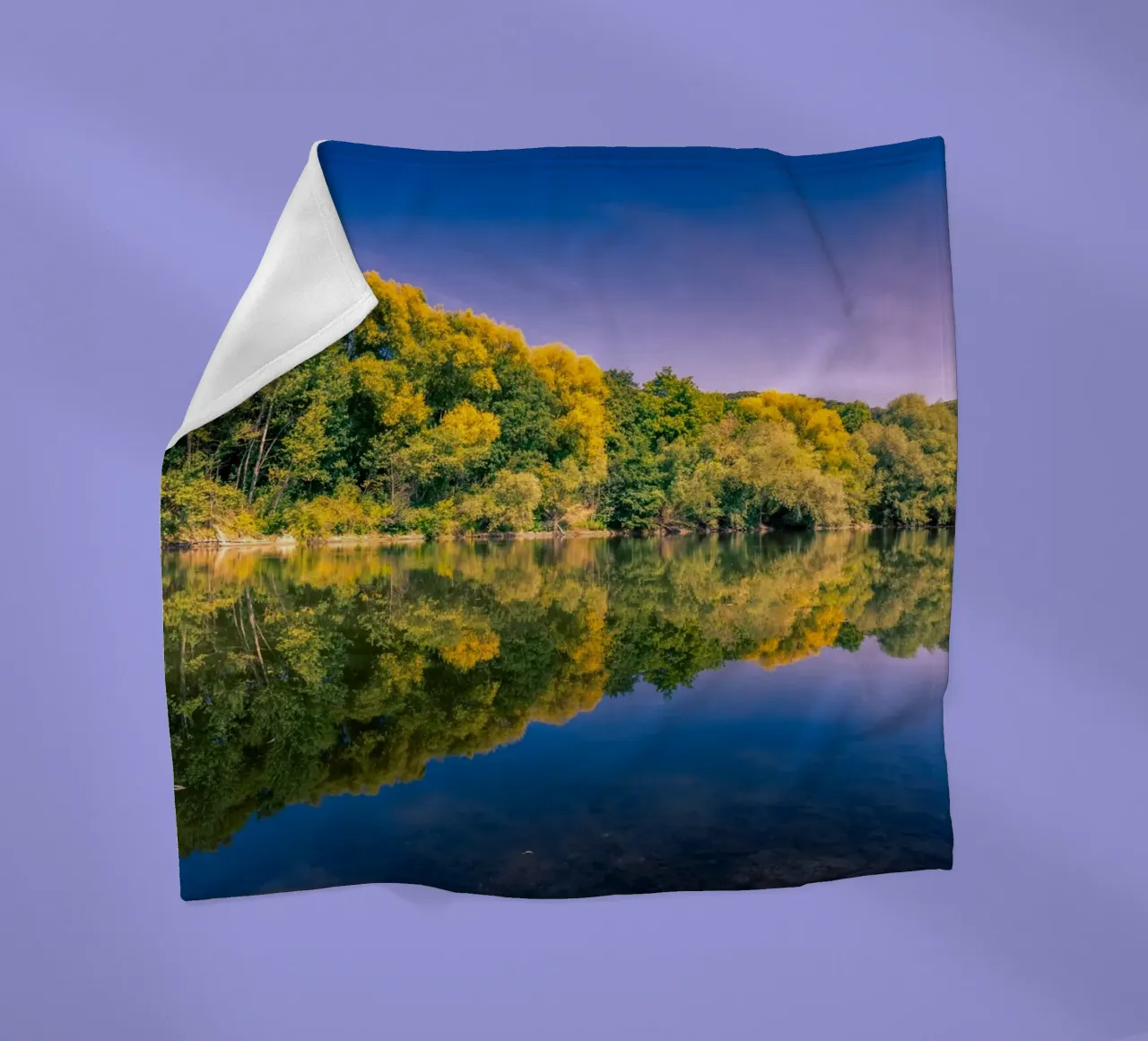 Riflesso di alberi in un piccolo stagno coperta in pile da Marcus Beckert | Fotografie