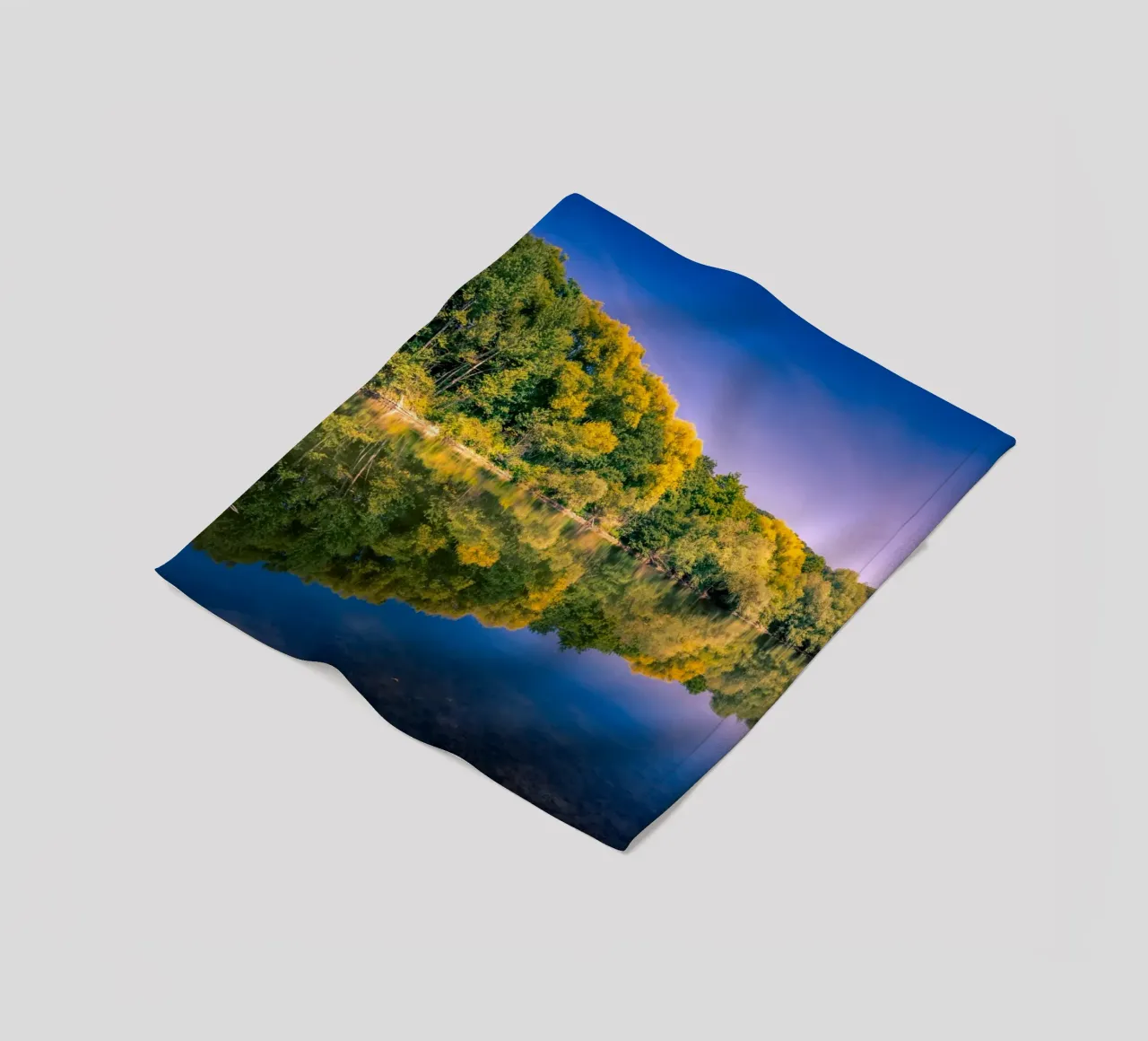 Riflesso di alberi in un piccolo stagno coperta in pile da Marcus Beckert | Fotografie