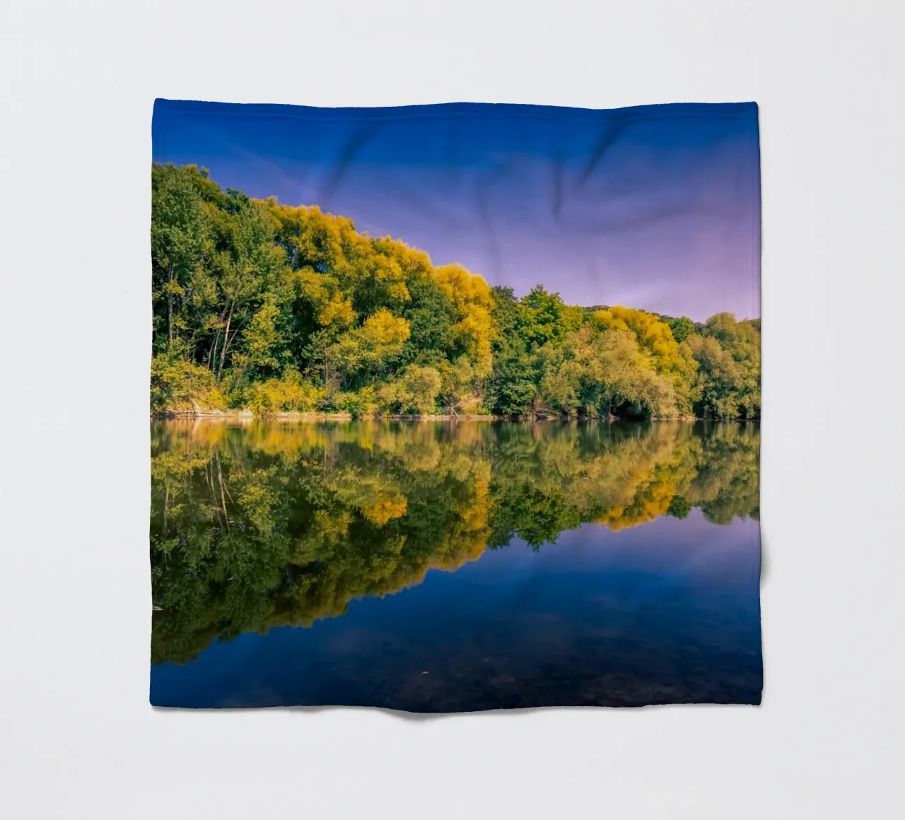 Riflesso di alberi in un piccolo stagno coperta in pile da Marcus Beckert | Fotografie