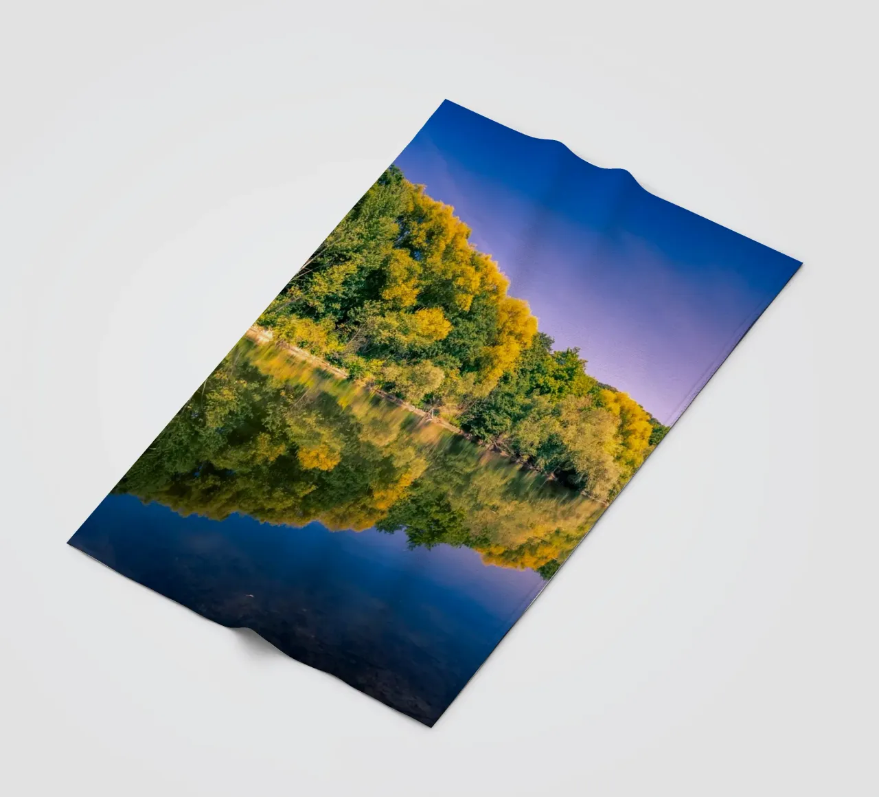 Riflesso di alberi in un piccolo stagno coperta in pile da Marcus Beckert | Fotografie