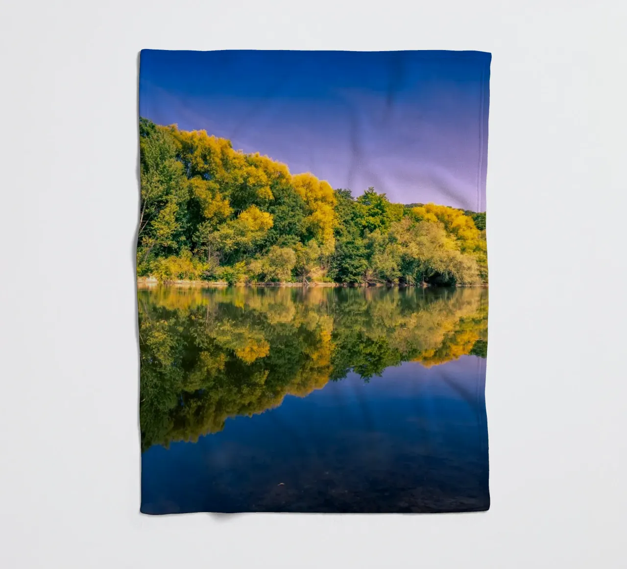 Riflesso di alberi in un piccolo stagno coperta in pile da Marcus Beckert | Fotografie