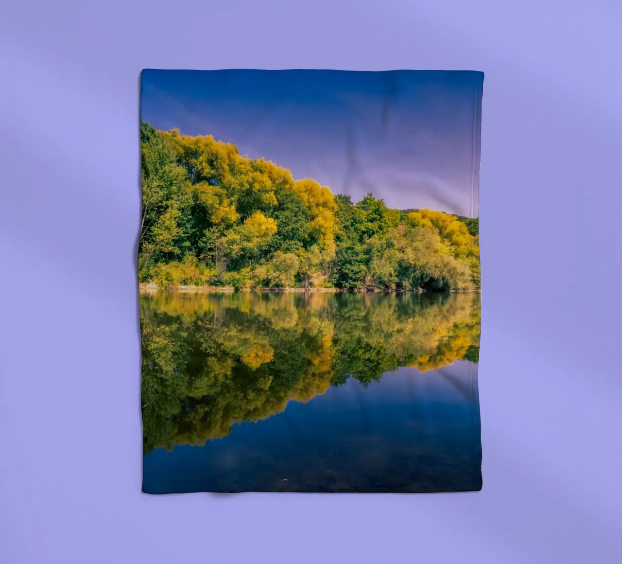 Riflesso di alberi in un piccolo stagno coperta in pile da Marcus Beckert | Fotografie