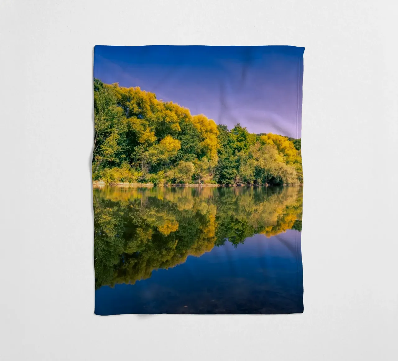Riflesso di alberi in un piccolo stagno coperta in pile da Marcus Beckert | Fotografie