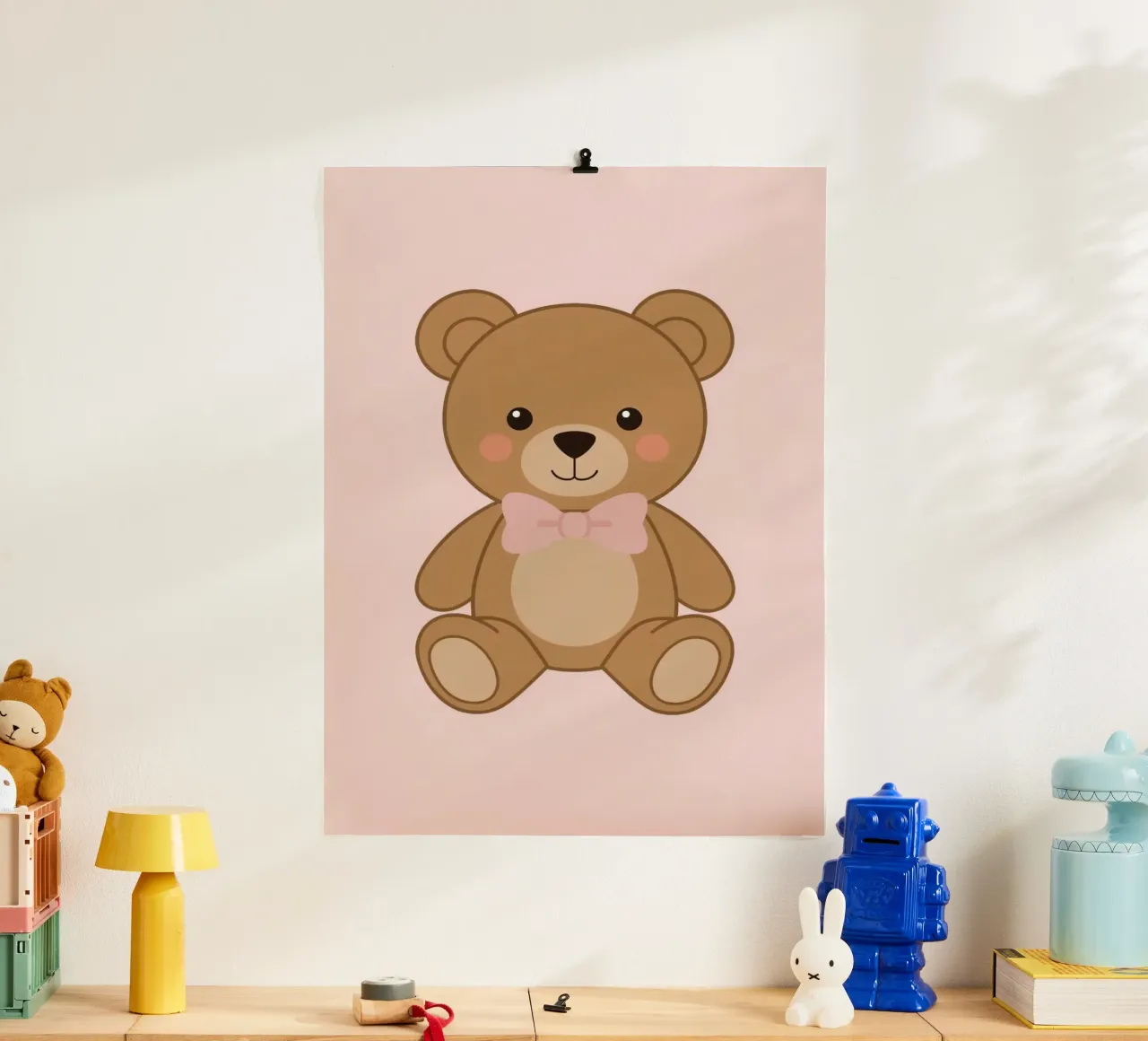 Orsetto carino dei cartoni animati con papillon rosa su sfondo rosa poster da DesignDoodle