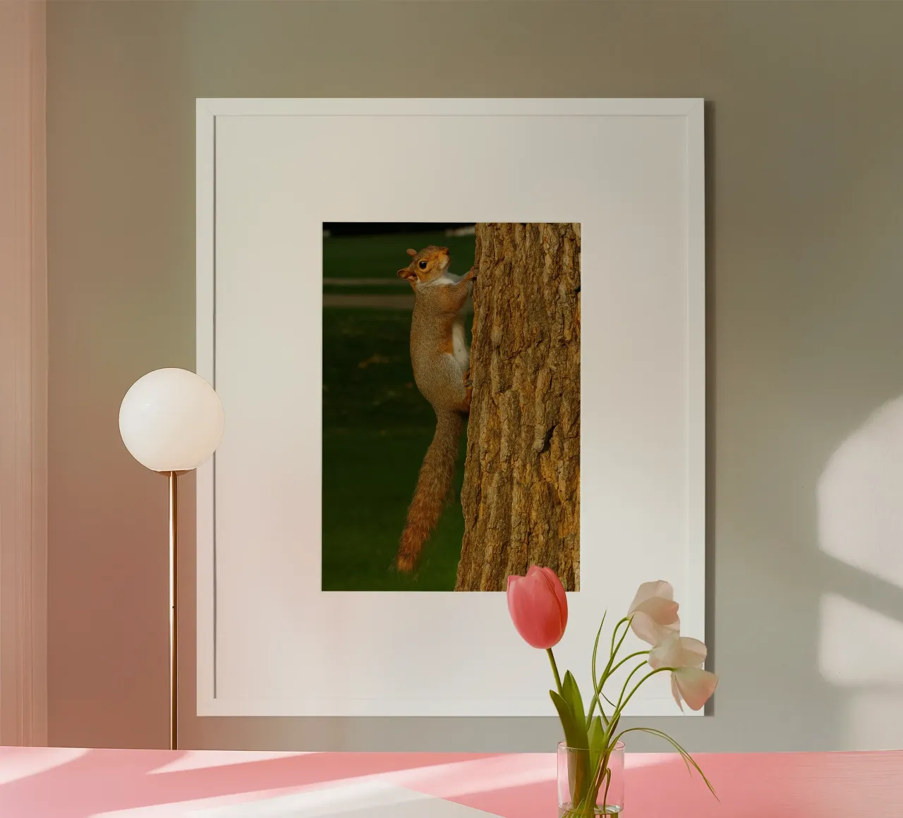 scoiattolo che si arrampica su un albero panorama della natura poster con telaio in legno da chinerei