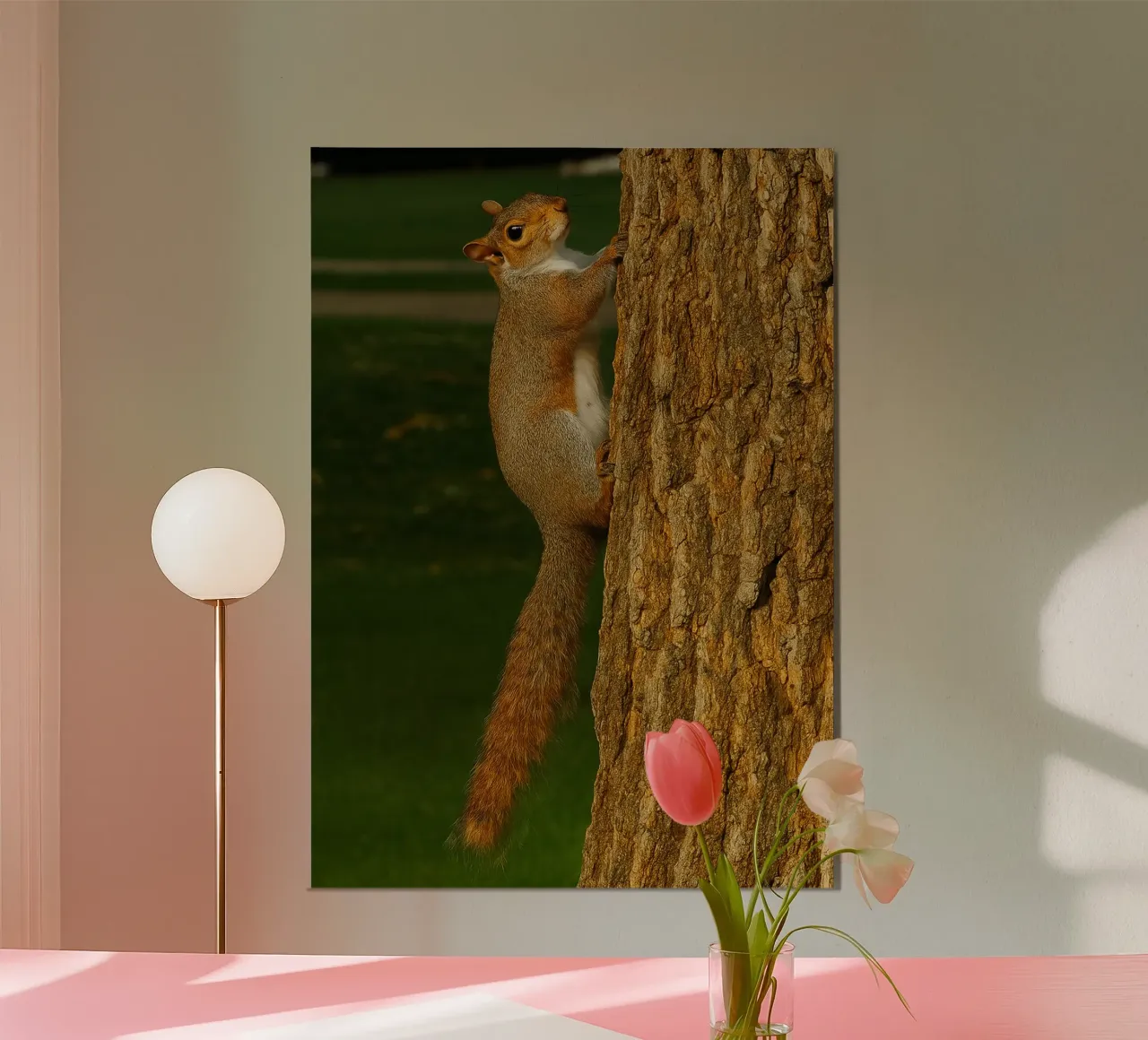 scoiattolo che si arrampica su un albero panorama della natura poster con telaio in legno da chinerei
