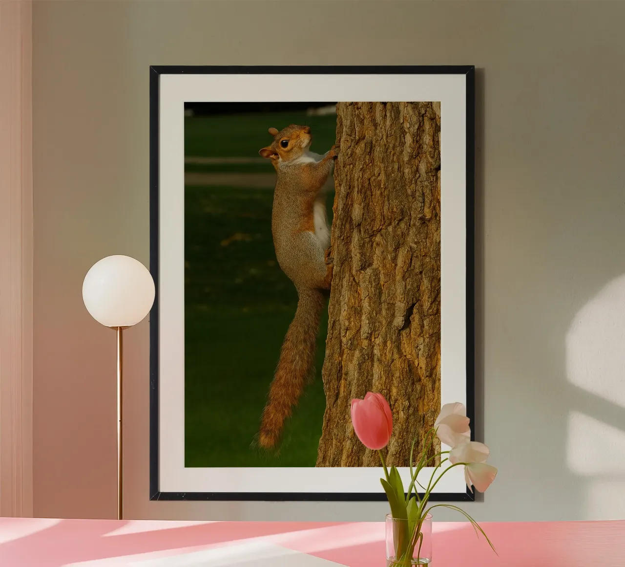 scoiattolo che si arrampica su un albero panorama della natura poster con telaio in legno da chinerei