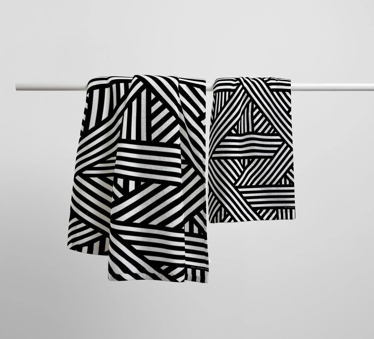 B&W Lines Handtuch von The Wall Shop