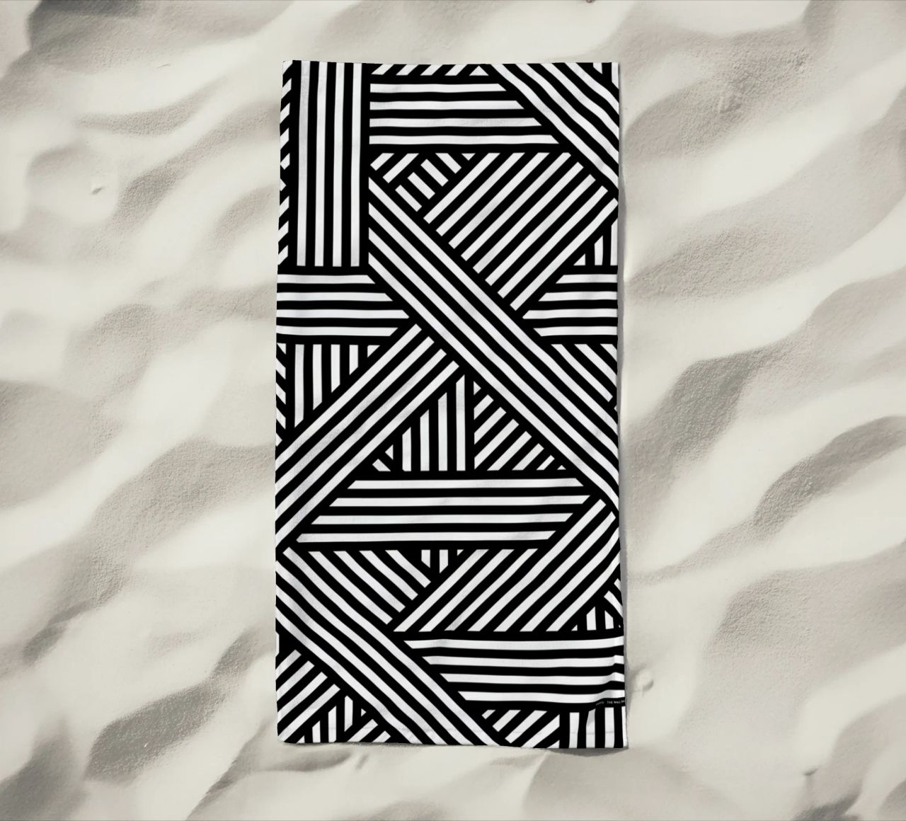 B&W Lines Strandtuch von The Wall Shop