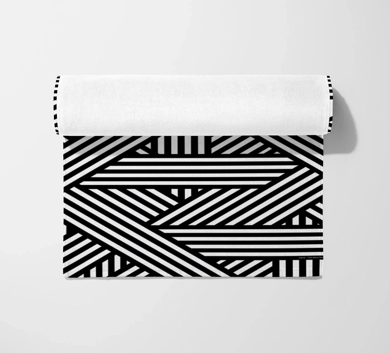 B&W Lines Strandtuch von The Wall Shop
