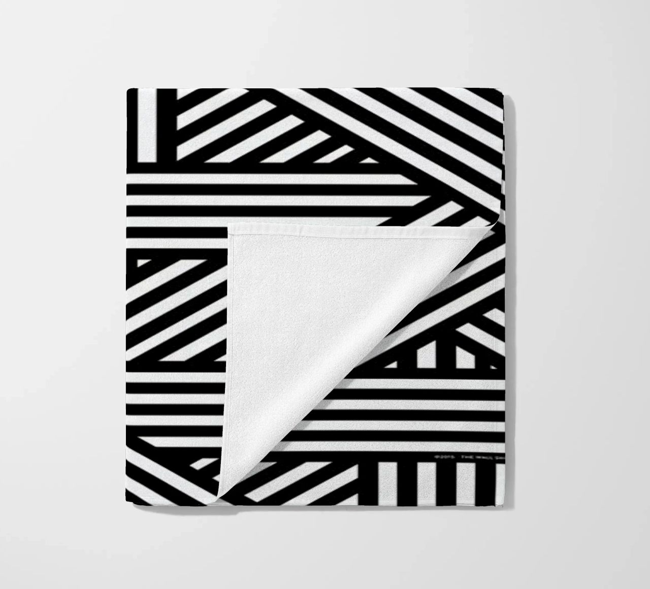 B&W Lines Strandtuch von The Wall Shop
