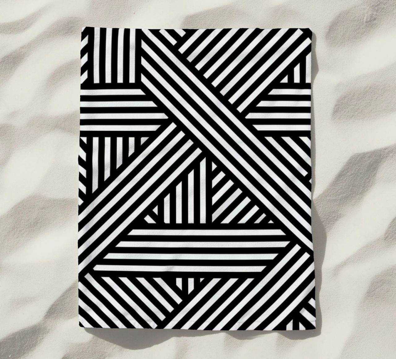 B&W Lines Strandtuch von The Wall Shop