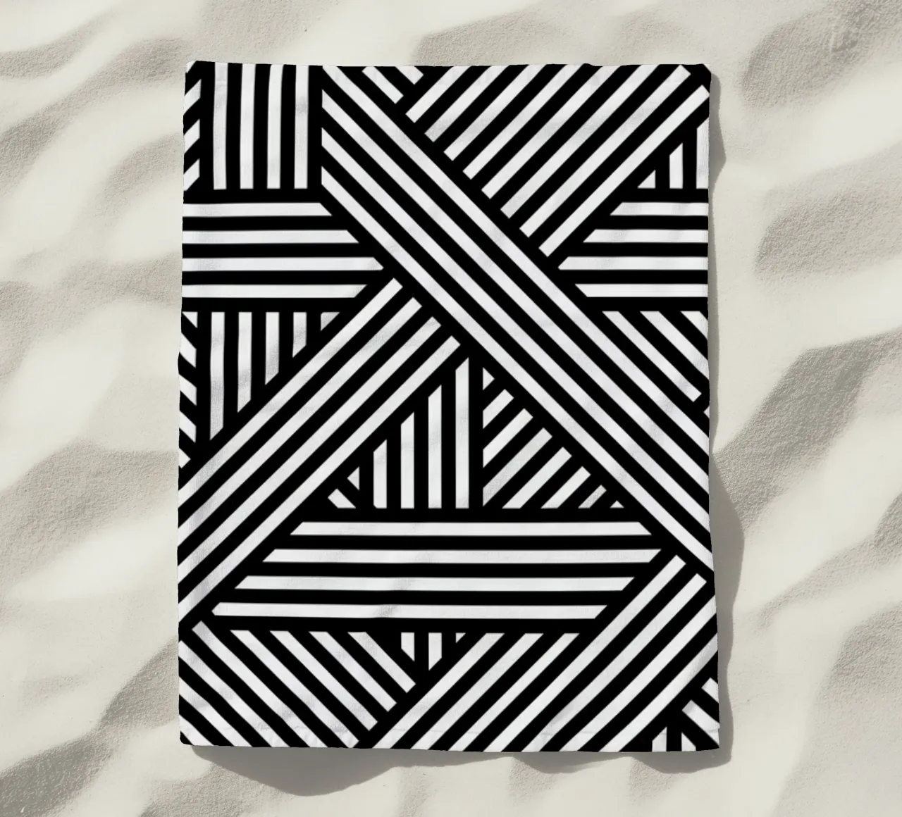 B&W Lines Strandtuch von The Wall Shop