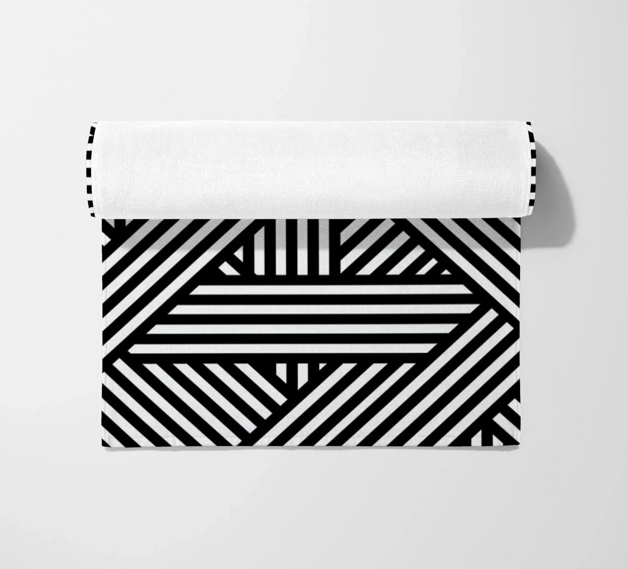 B&W Lines Strandtuch von The Wall Shop