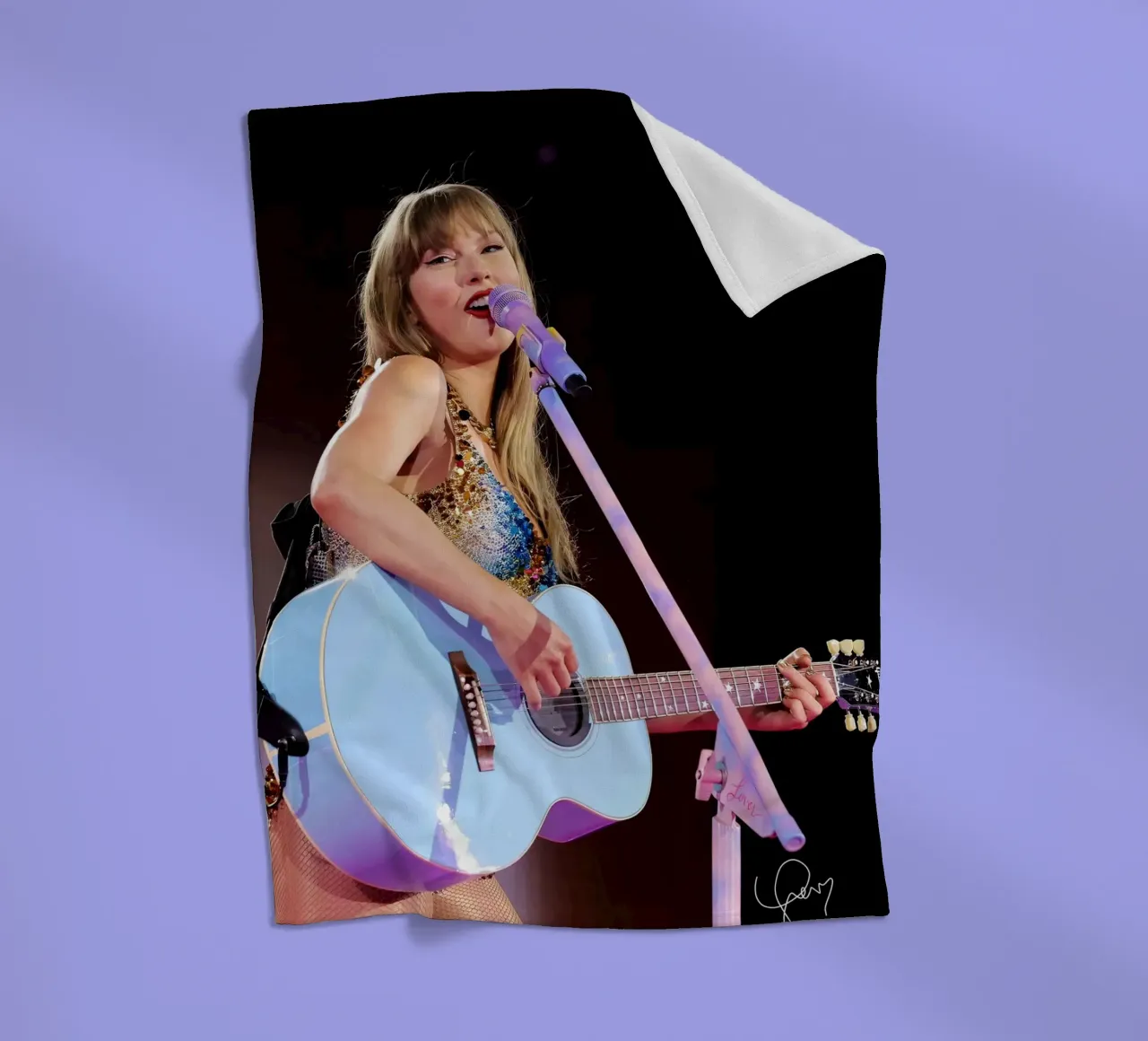 La bellezza di Taylor Swift coperta in pile da shiners