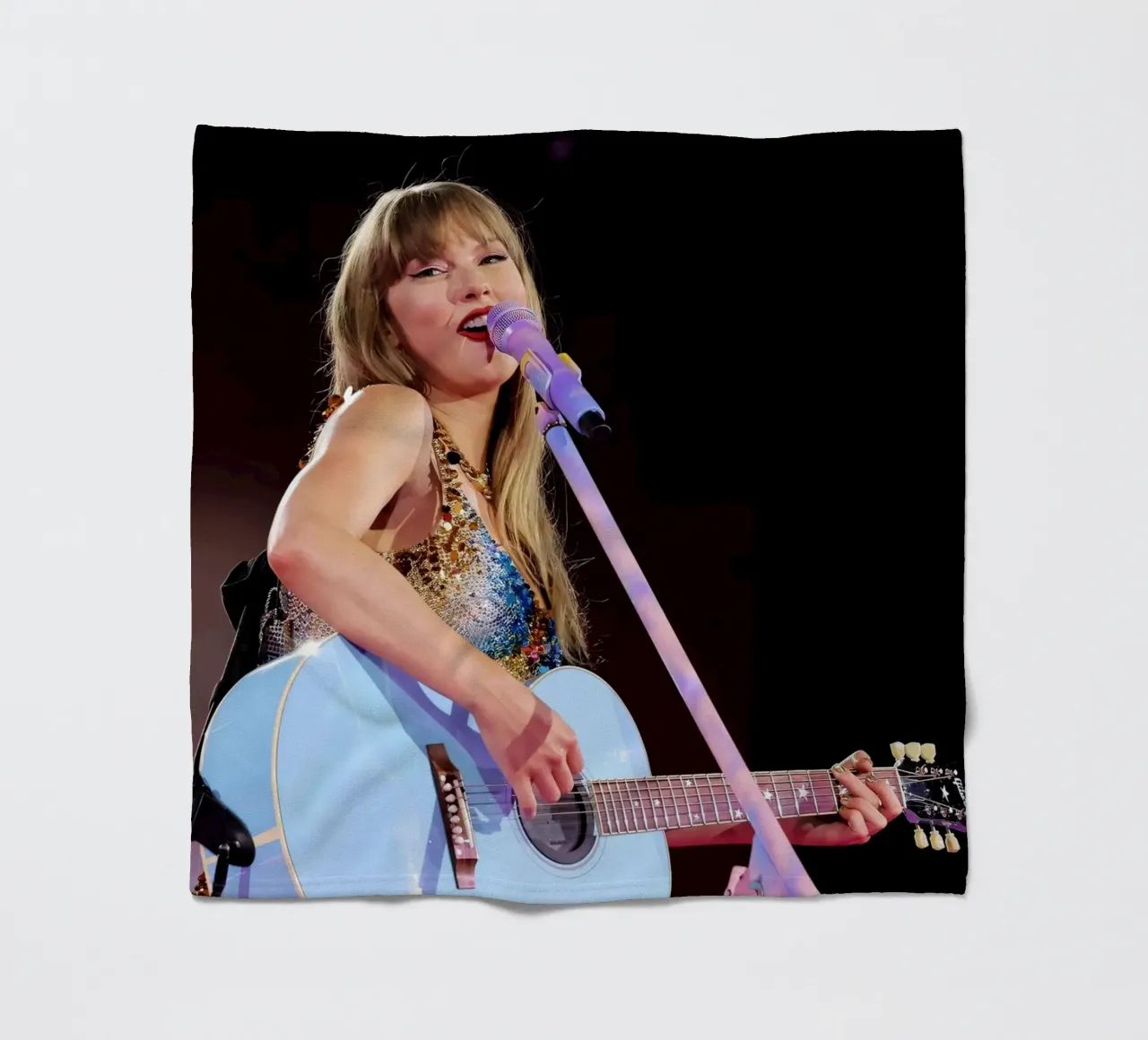 La bellezza di Taylor Swift coperta in pile da shiners