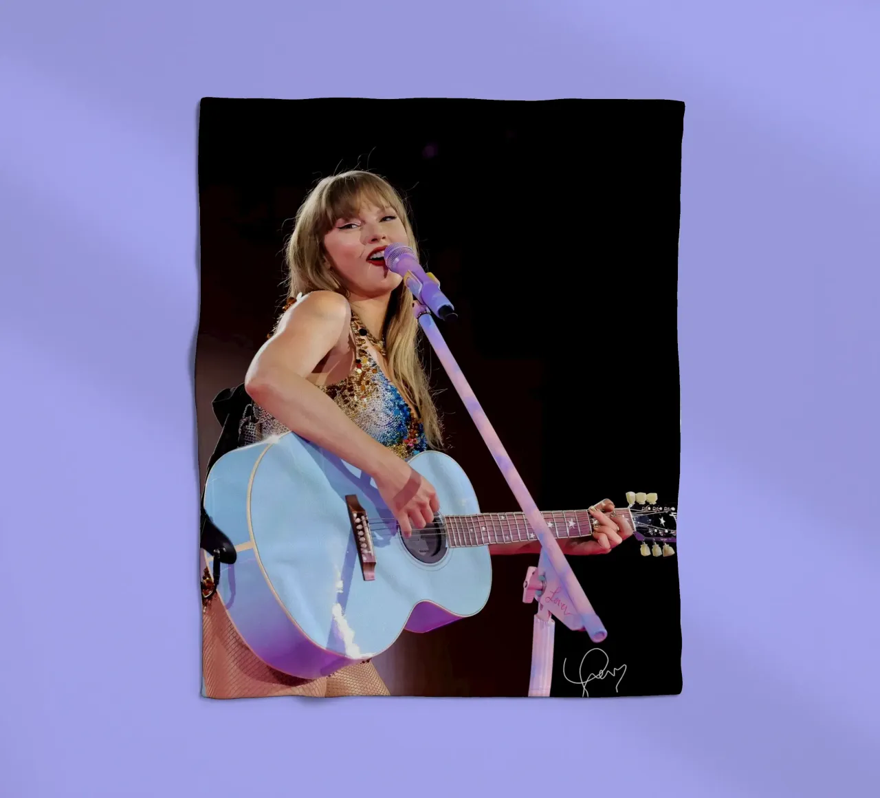 La bellezza di Taylor Swift coperta in pile da shiners