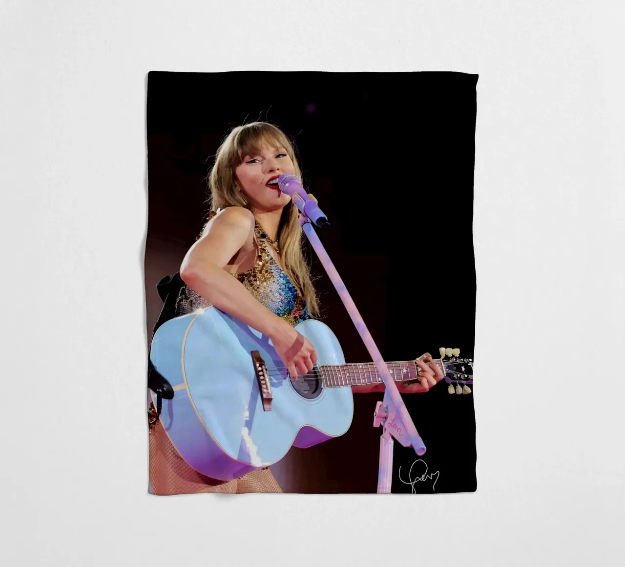 La bellezza di Taylor Swift coperta in pile da shiners