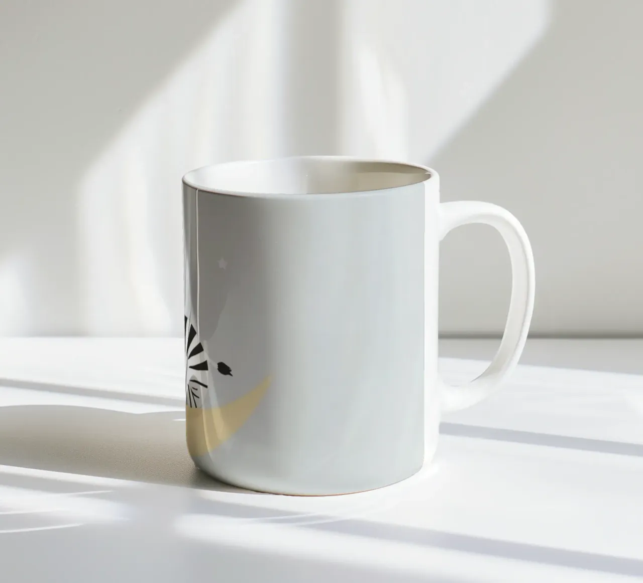 Carino il cartone animato Zebra che dorme sulla mezzaluna tazza in ceramica da DesignDoodle