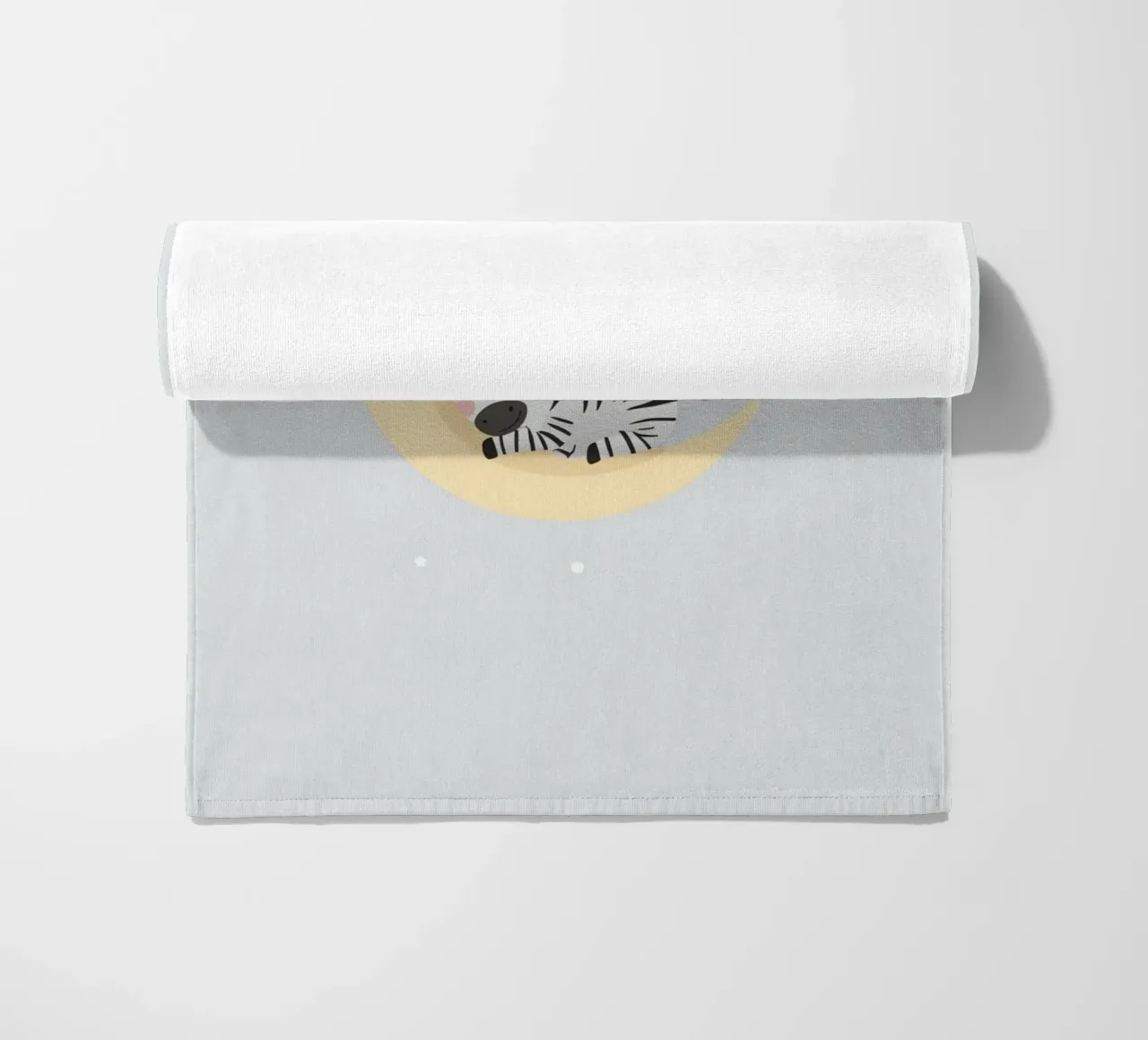 Carino il cartone animato Zebra che dorme sulla mezzaluna telo mare da DesignDoodle