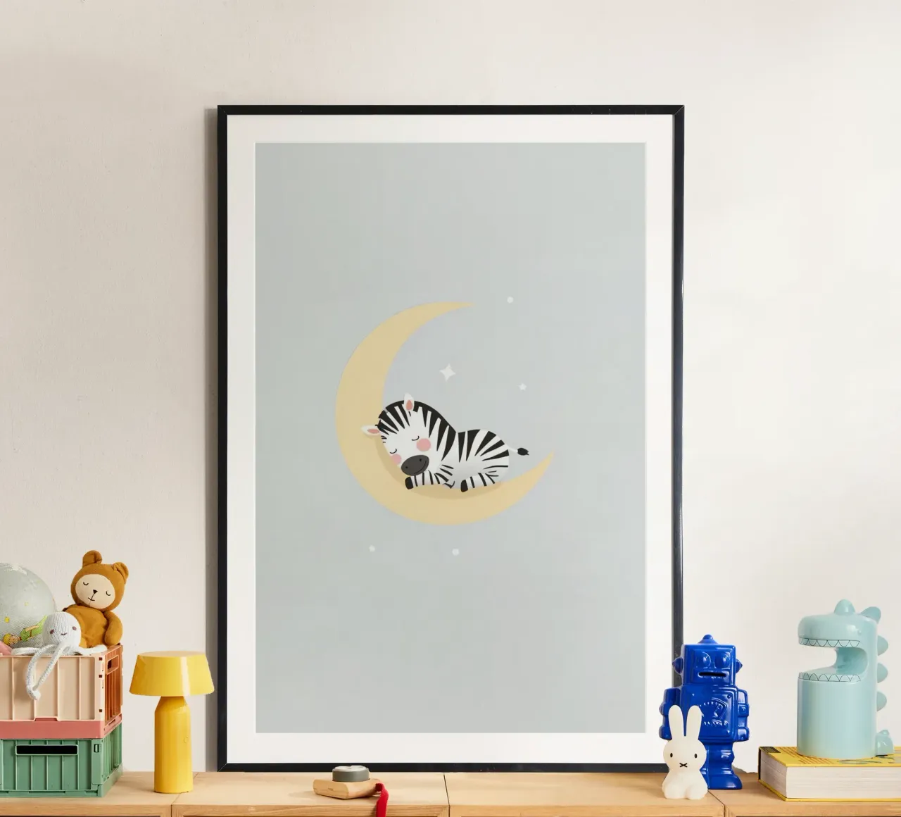 Carino il cartone animato Zebra che dorme sulla mezzaluna poster con telaio in plastica da DesignDoodle