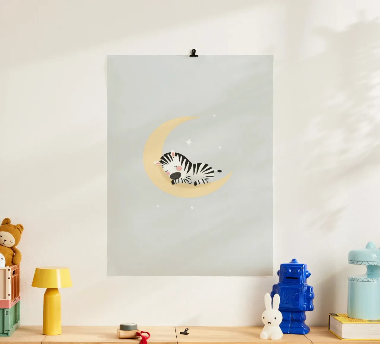 Carino il cartone animato Zebra che dorme sulla mezzaluna poster con telaio in plastica da DesignDoodle