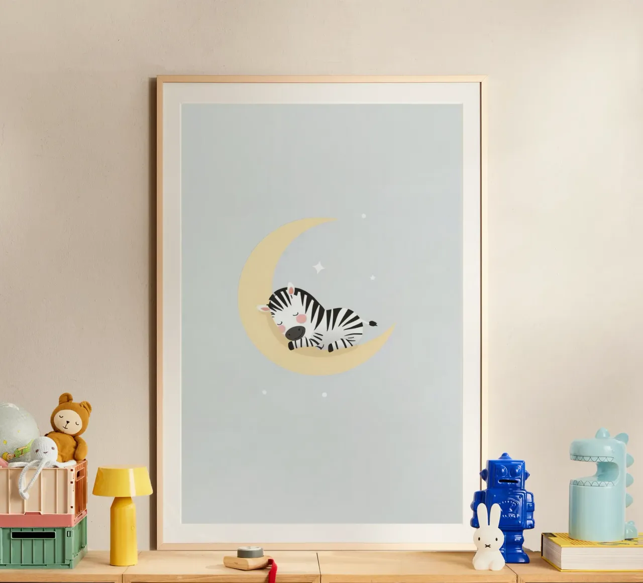 Carino il cartone animato Zebra che dorme sulla mezzaluna poster con telaio in plastica da DesignDoodle