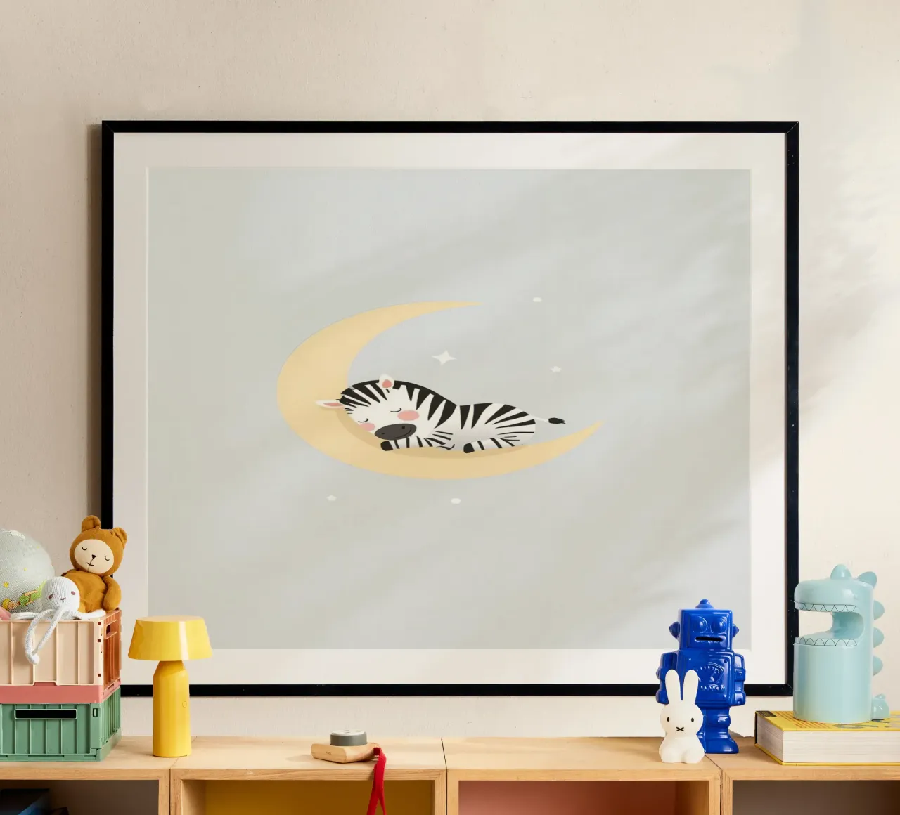 Carino il cartone animato Zebra che dorme sulla mezzaluna poster con telaio in plastica da DesignDoodle