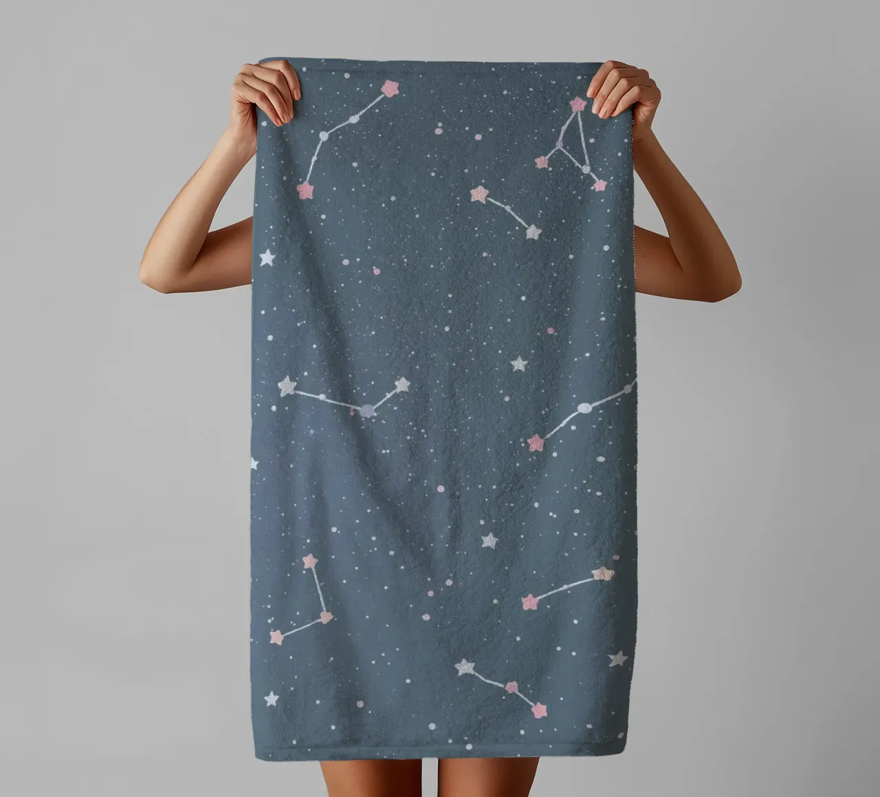 Costellazione su sfondo grigio-blu - Arte per la cameretta asciugamano da bagno da DesignDoodle