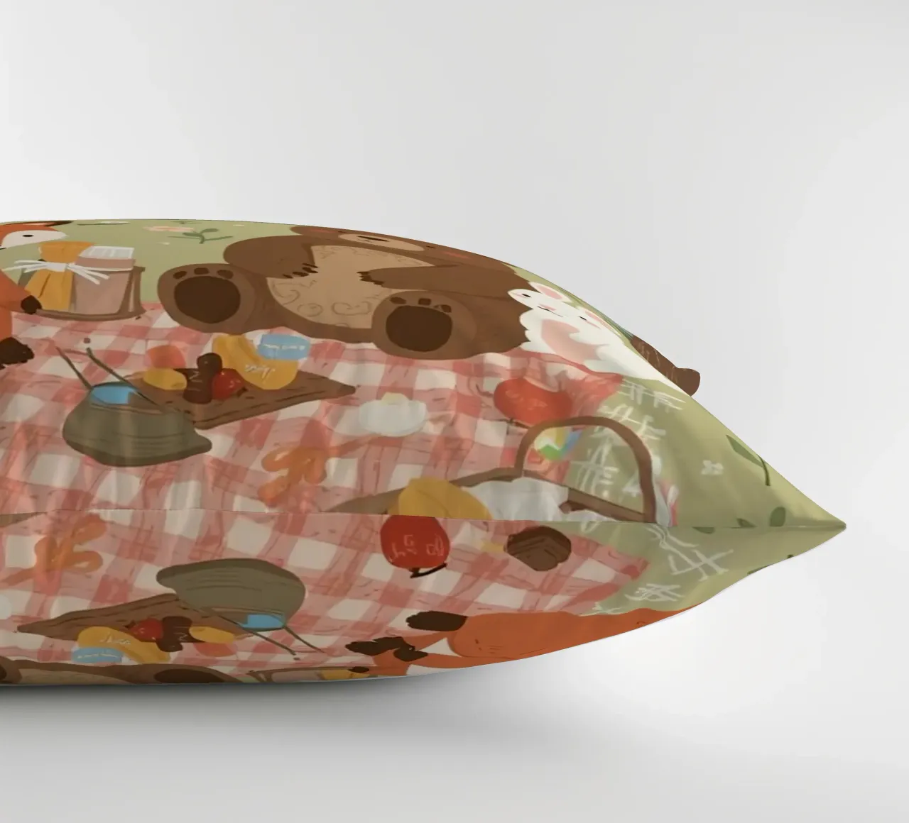 Volpe, orso e coniglio, simpatici e divertenti, fanno un picnic nella foresta cuscino da DesignDoodle