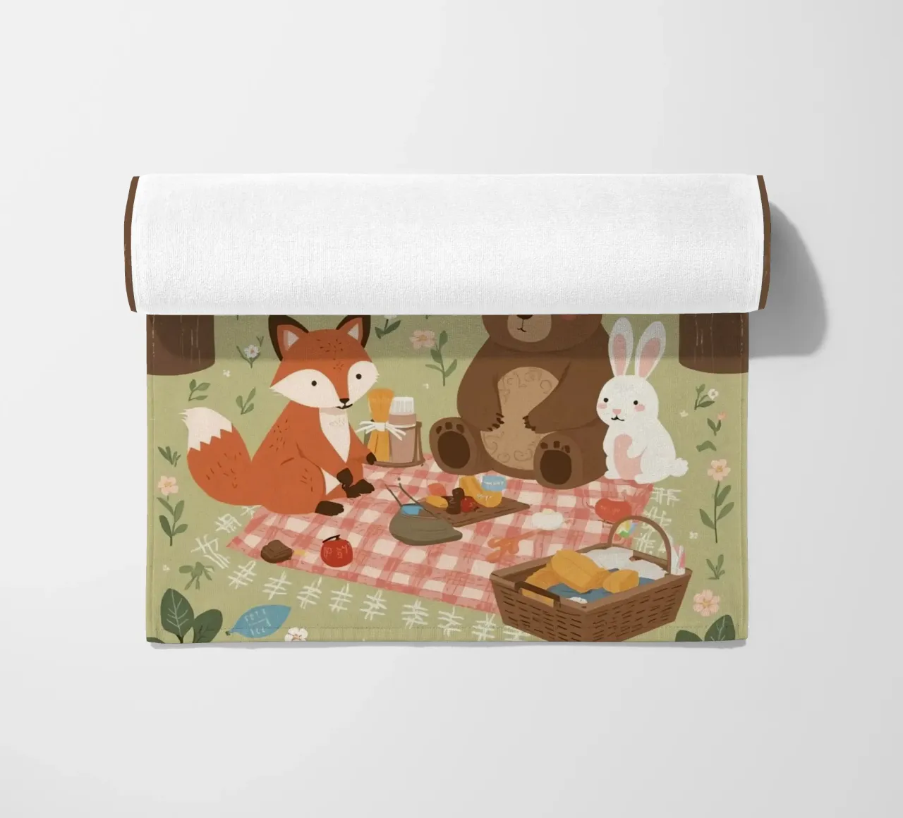 Volpe, orso e coniglio, simpatici e divertenti, fanno un picnic nella foresta telo mare da DesignDoodle