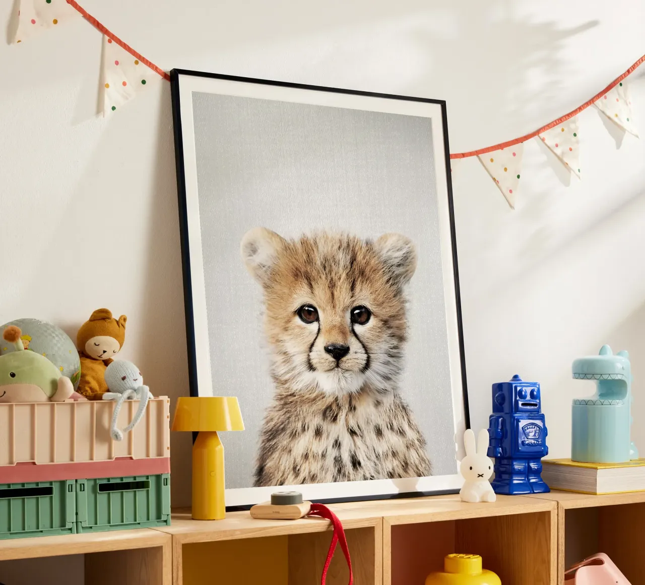 Baby ghepardo colorato poster con telaio in alluminio da Eldon S Kiser