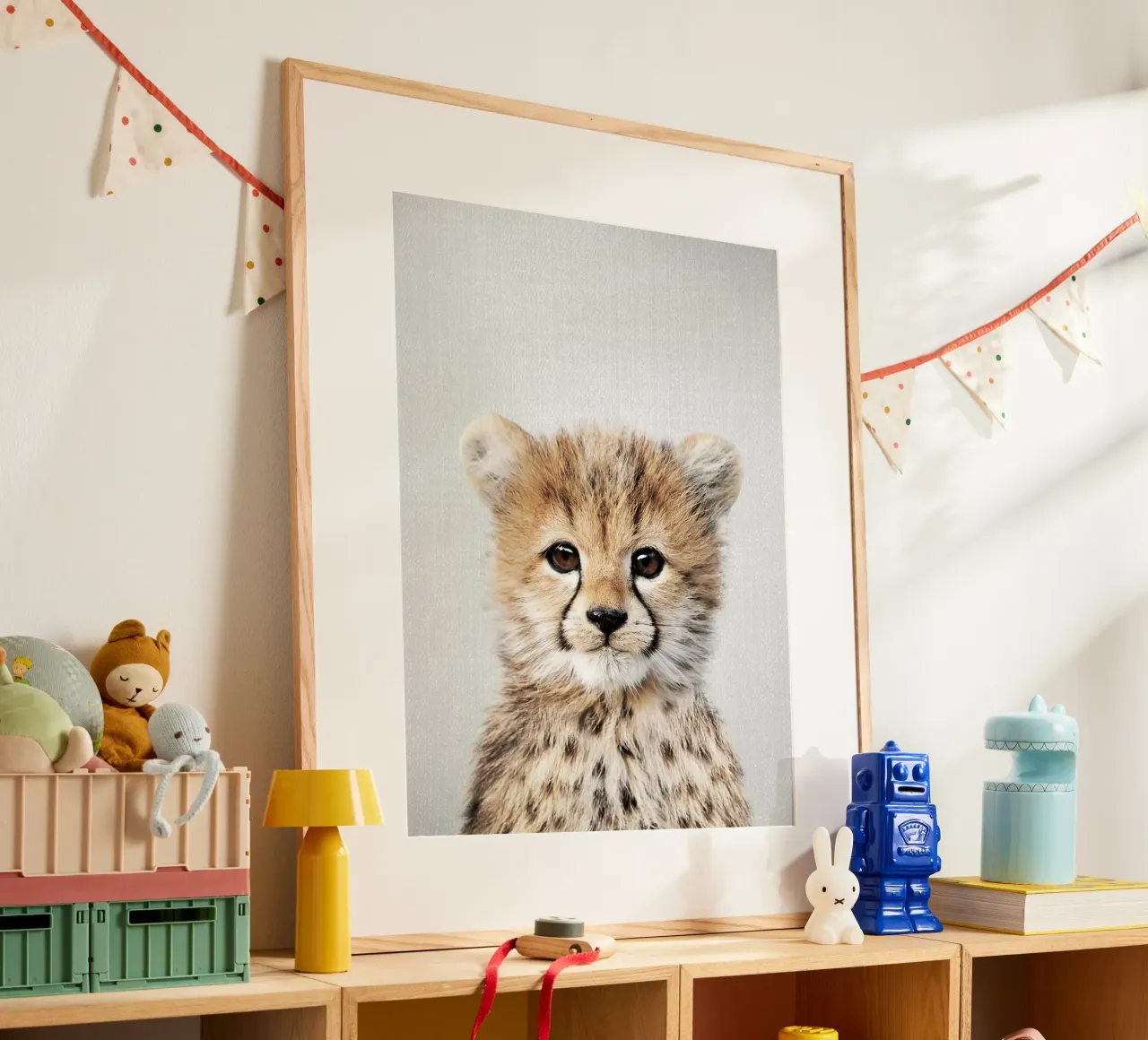 Baby ghepardo colorato poster con telaio in alluminio da Eldon S Kiser