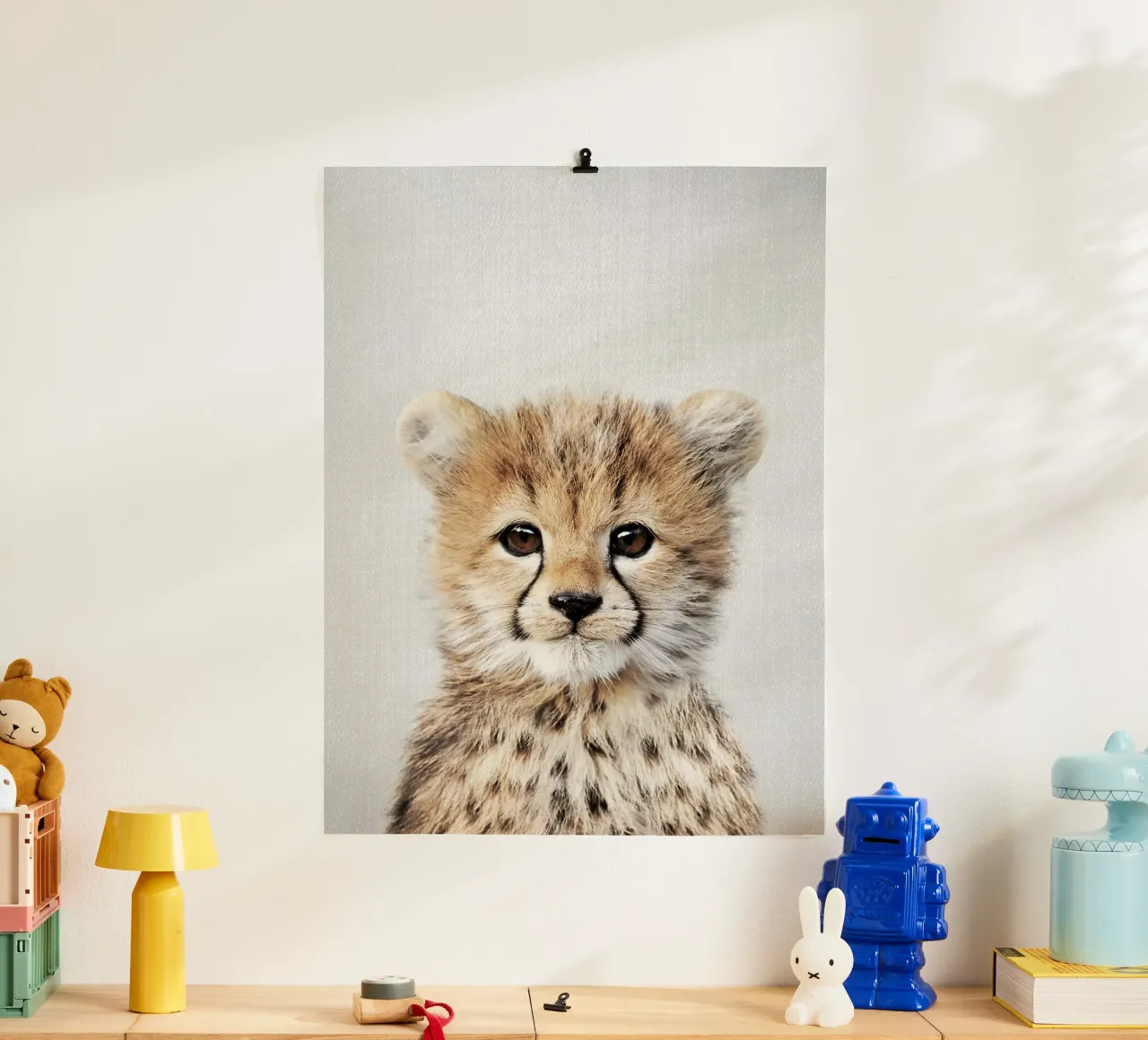 Baby ghepardo colorato poster con telaio in alluminio da Eldon S Kiser