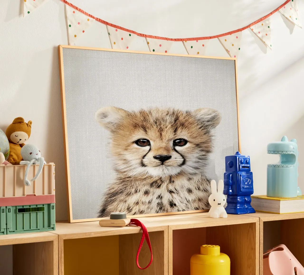 Baby ghepardo colorato poster con telaio in alluminio da Eldon S Kiser